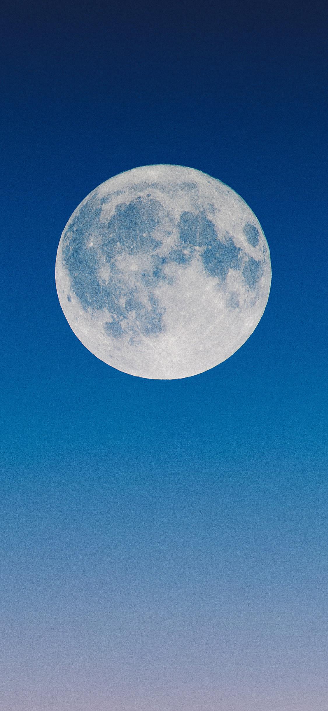 Слушать светлая луна. Луна. Луна днем. Белая Луна. Большая Луна на небе.