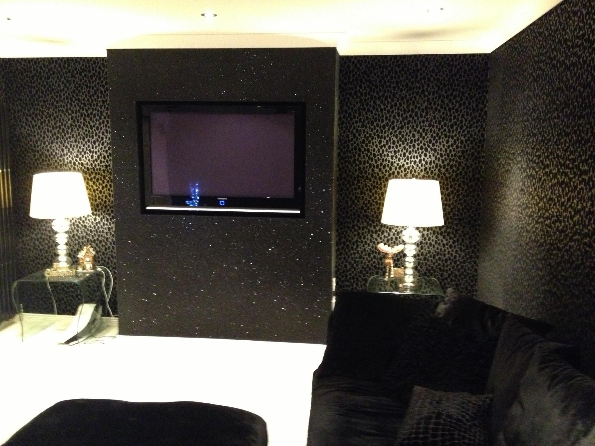 10 Bedroom Designs With Glitter Wallpaper Fancy - Black Glitter Wallpaper Bedroom , HD Wallpaper & Backgrounds