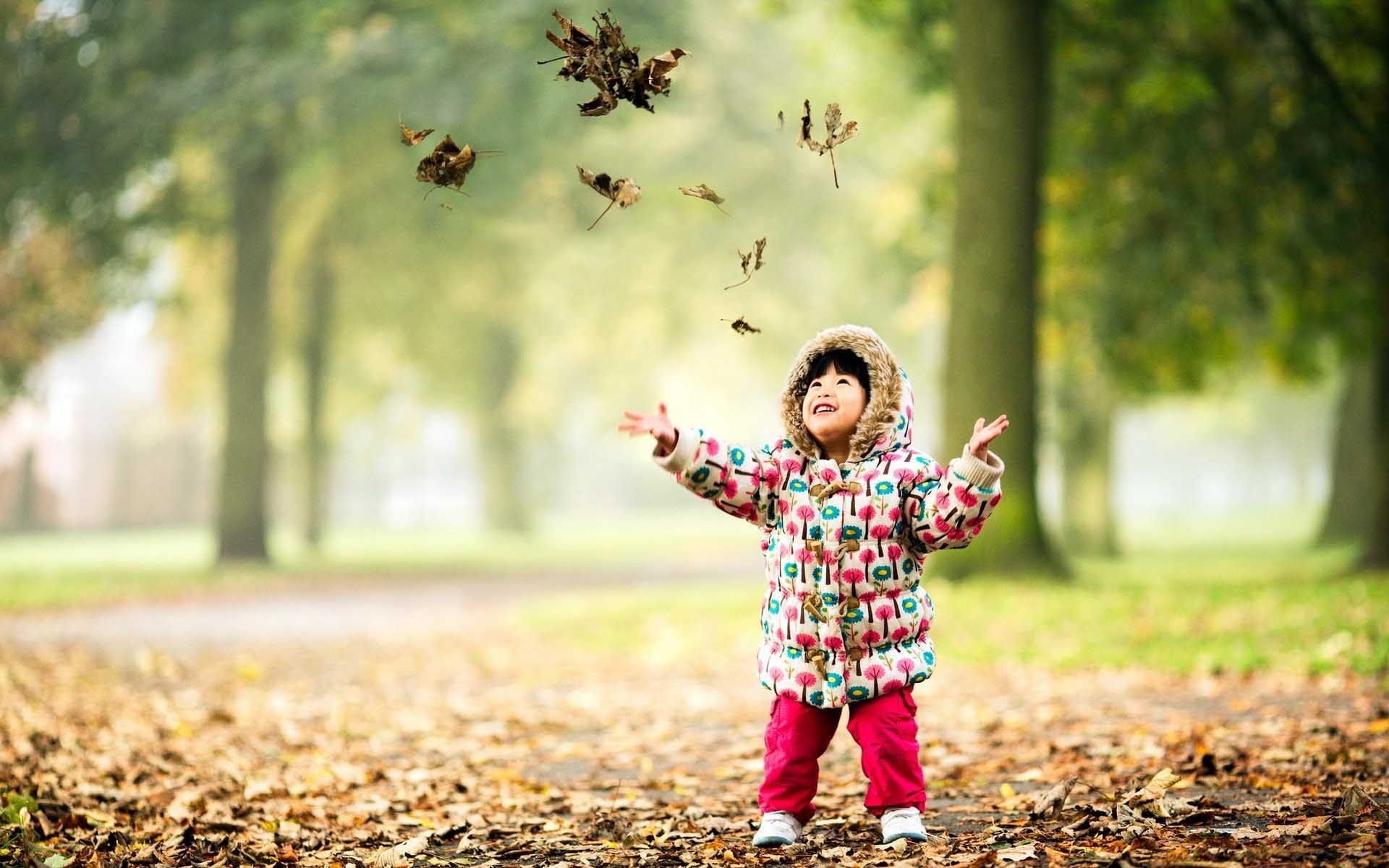Child Happy Autumn Leaves Wallpaper - Kids Happy , HD Wallpaper & Backgrounds