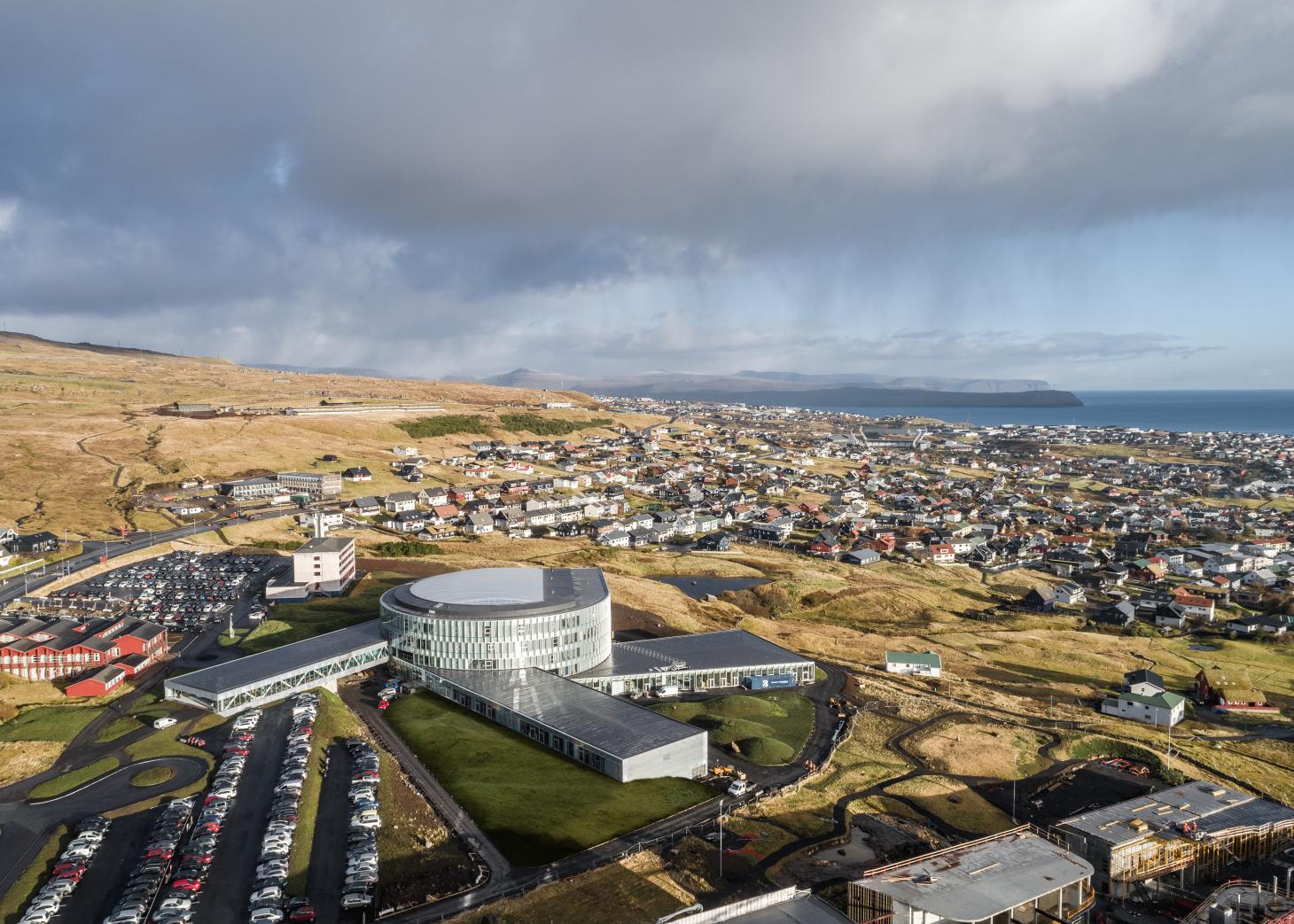 The Scheme Sits Next To The Capital Of Tórshavn, The - Glasir Tórshavn , HD Wallpaper & Backgrounds