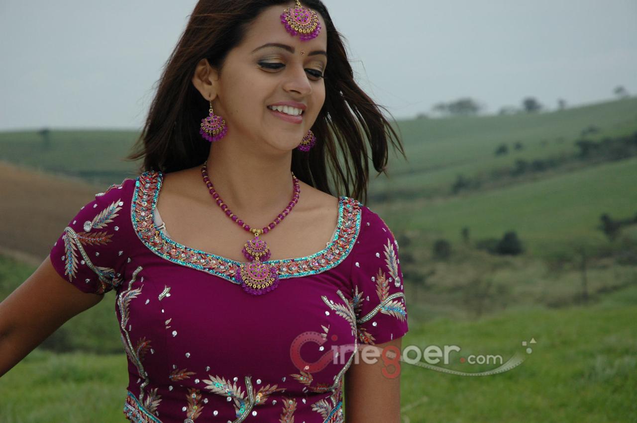 Bhavana Hd Wallpaper - New Hot Photos Of Bhavana , HD Wallpaper & Backgrounds