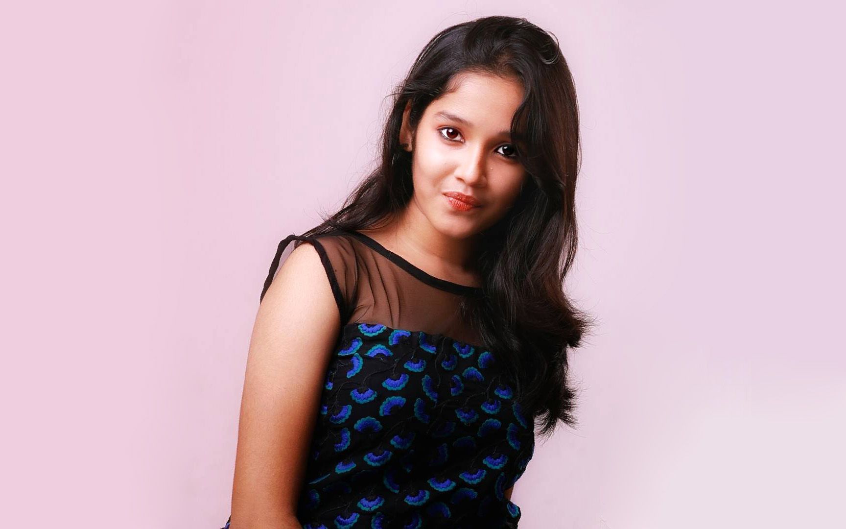 Anikha Surendran Cute Wallpaper - Anikha Surendran , HD Wallpaper & Backgrounds