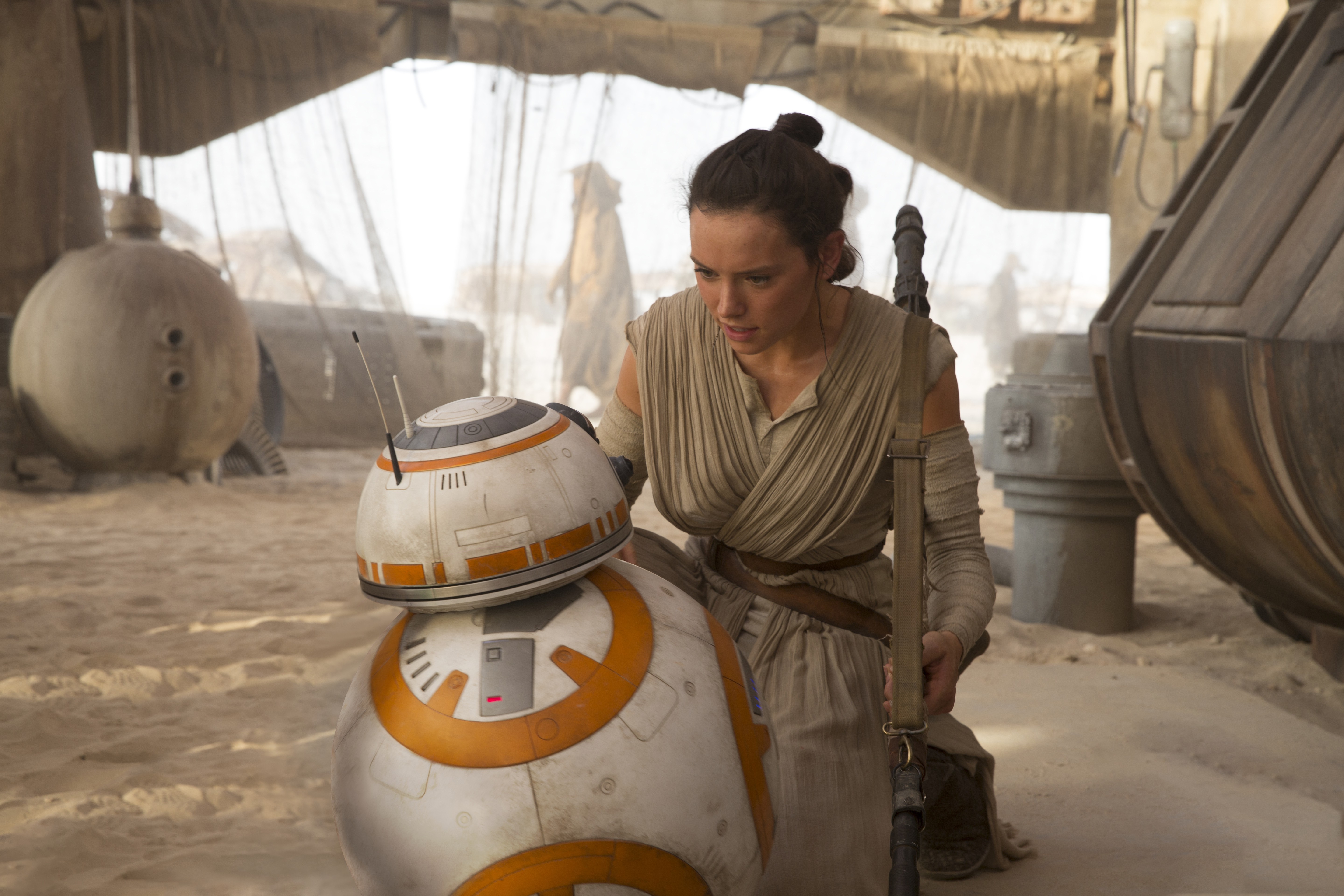 Daisy Ridley, Bb 8, Star Wars, Star Wars - Star Wars The Force Awakens Rey And Bb8 , HD Wallpaper & Backgrounds