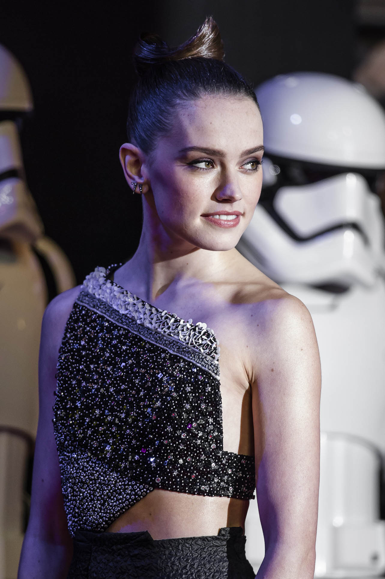 Daisy Ridley Does Star Wars - Fashion Show , HD Wallpaper & Backgrounds