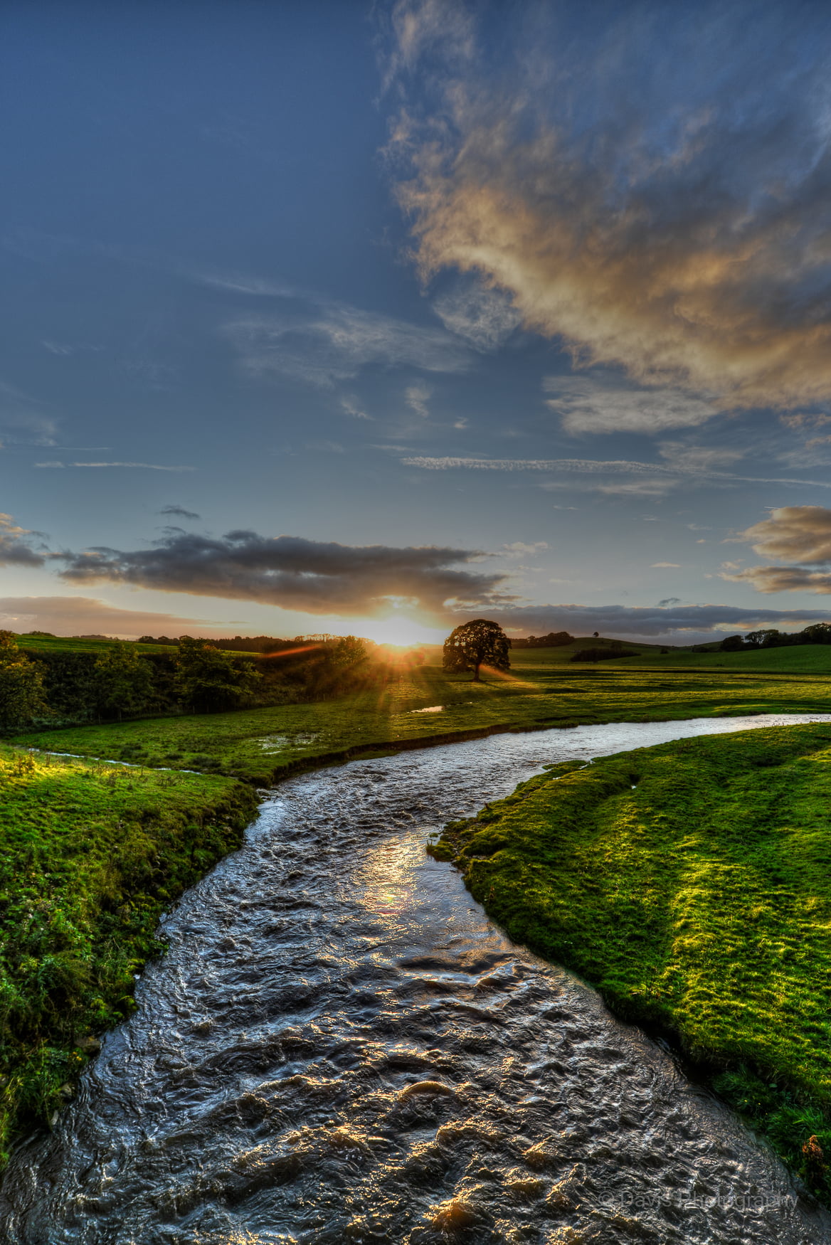 Curved Flowing River Between Grass Open Field, Rays, - Sunlight , HD Wallpaper & Backgrounds