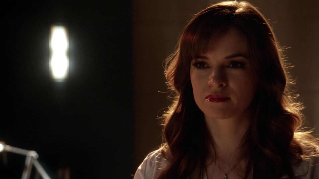 Caitlin - Caitlin Snow The Flash Season 2 , HD Wallpaper & Backgrounds