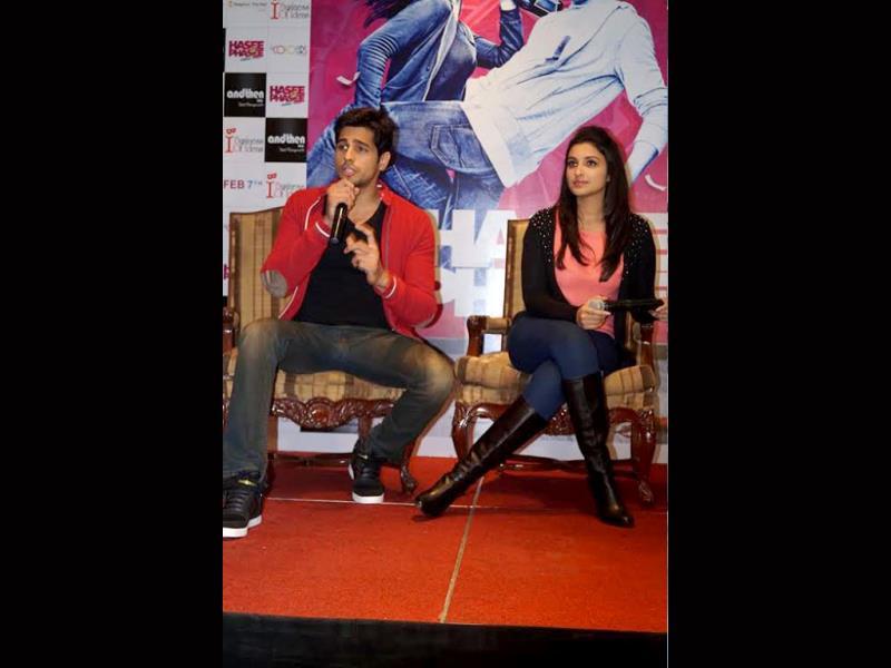 Siddharth Makes A Point, As Parineeti Looks On - Girl , HD Wallpaper & Backgrounds