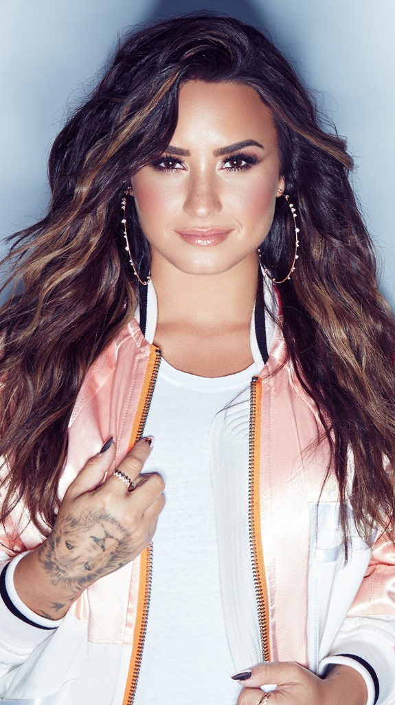 Demi Lovato Demi Lovato Lockscreens Demi Lovato Layouts - Demi Lovato Hoop Earrings , HD Wallpaper & Backgrounds