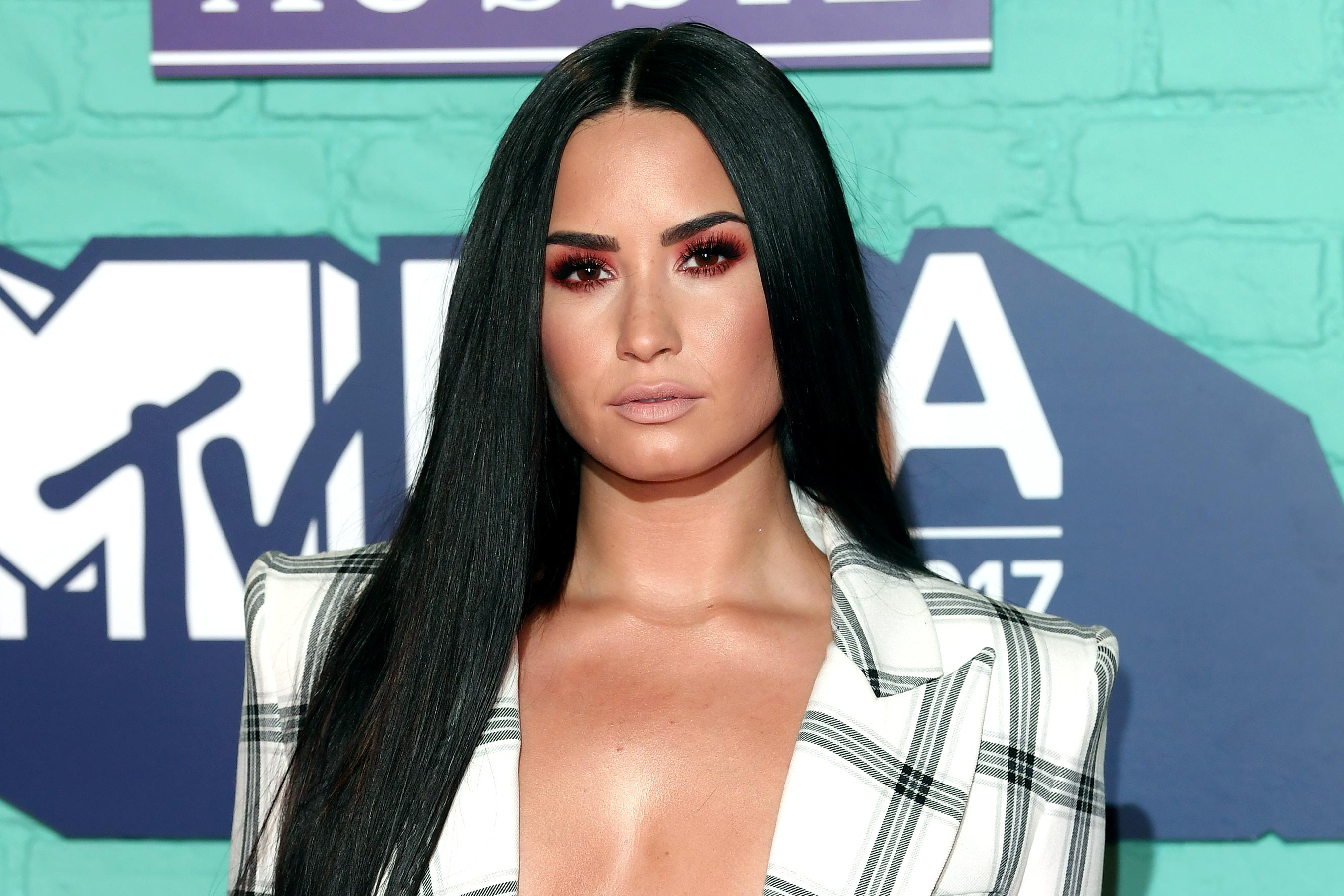 Demi Lovato Blonde Pink Hair Scenic Demi Lovato Hd Mtv Ema Demi
