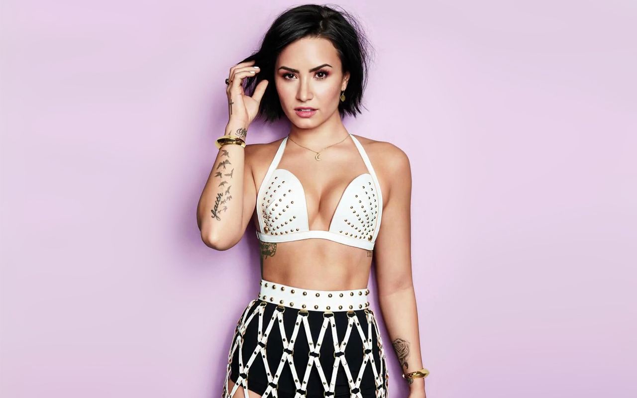 Celebrities Demi Lovato Girlfriend Wallpapers - Demi Lovato Age 2017 , HD Wallpaper & Backgrounds