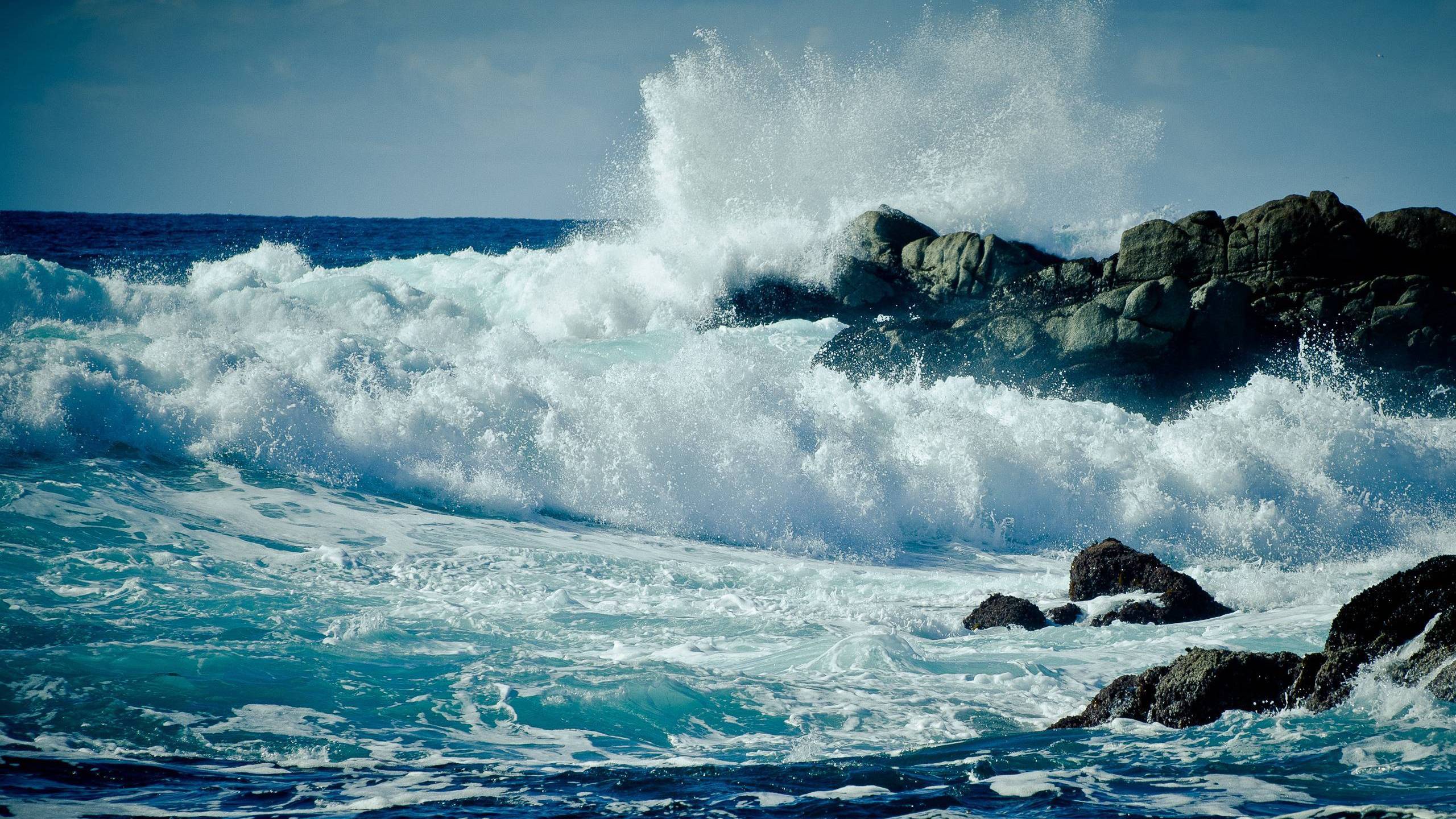 Ocean Waves Hitting The Rocks [2560x1440] - Viento En El Mar , HD Wallpaper & Backgrounds