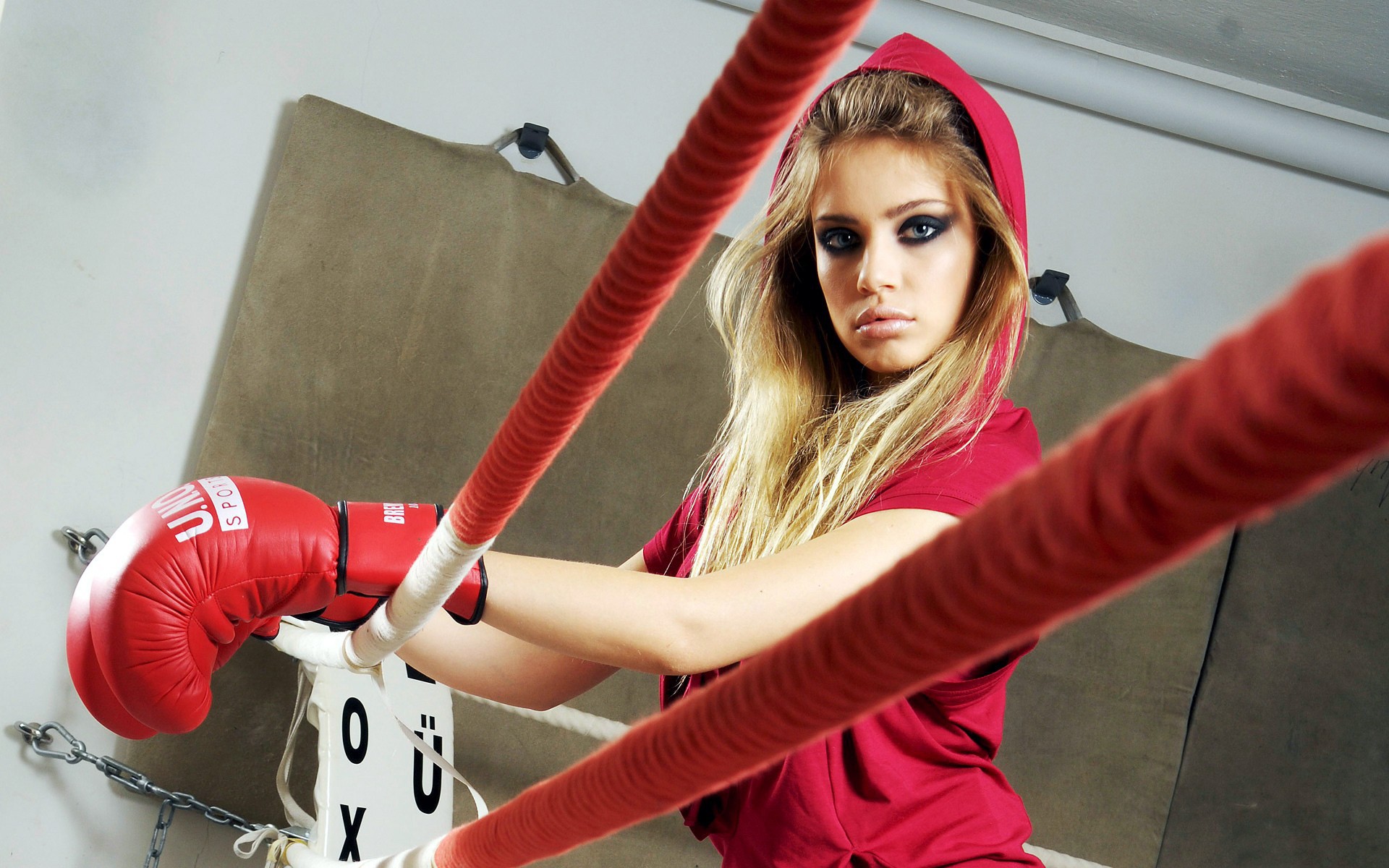 Boxing Gloves Girl Wallpaper - Girls In Boxing Gloves , HD Wallpaper & Backgrounds