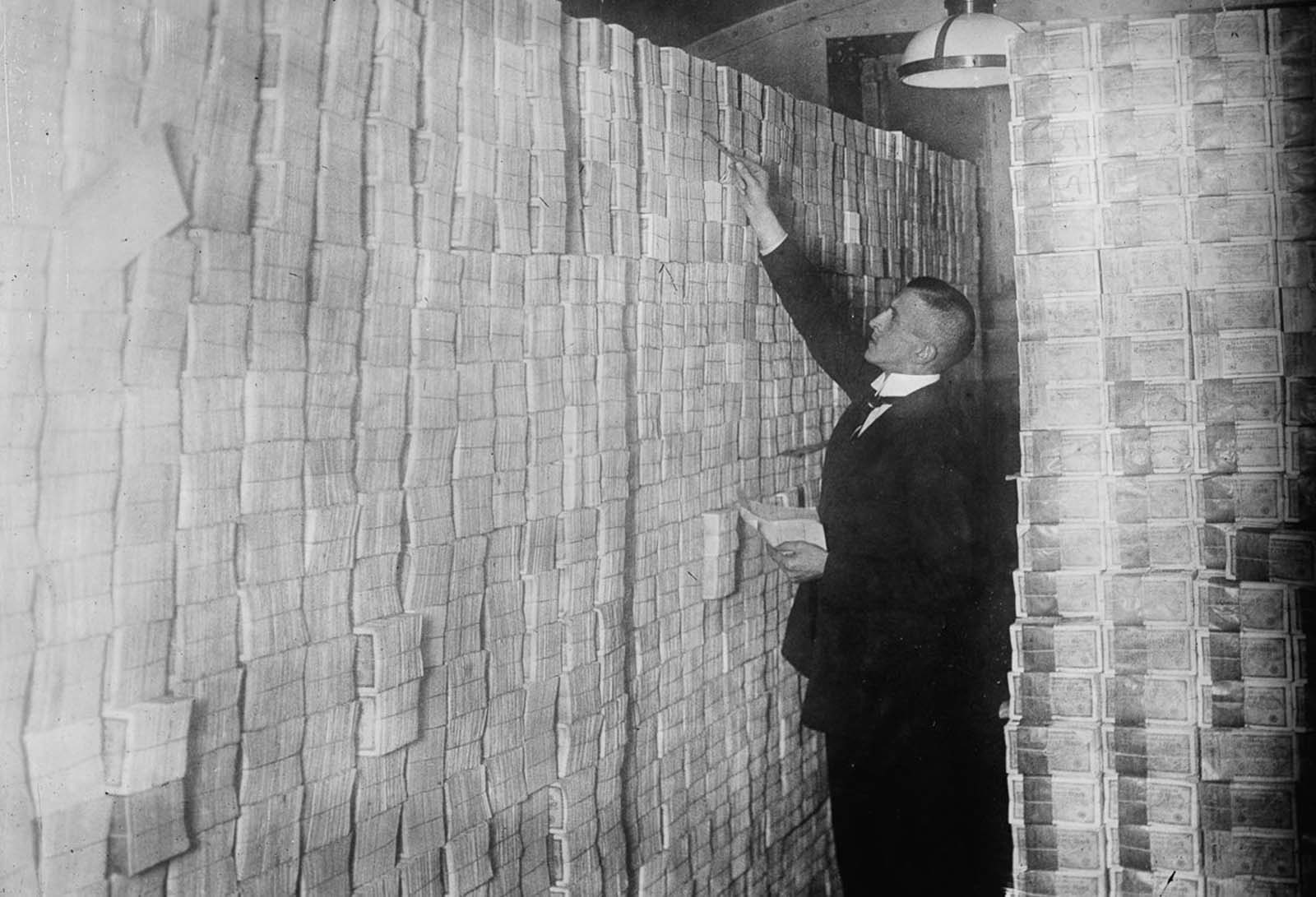 A Berlin Banker Counts Stacks Of Bundled Marks - German Hyperinflation , HD Wallpaper & Backgrounds