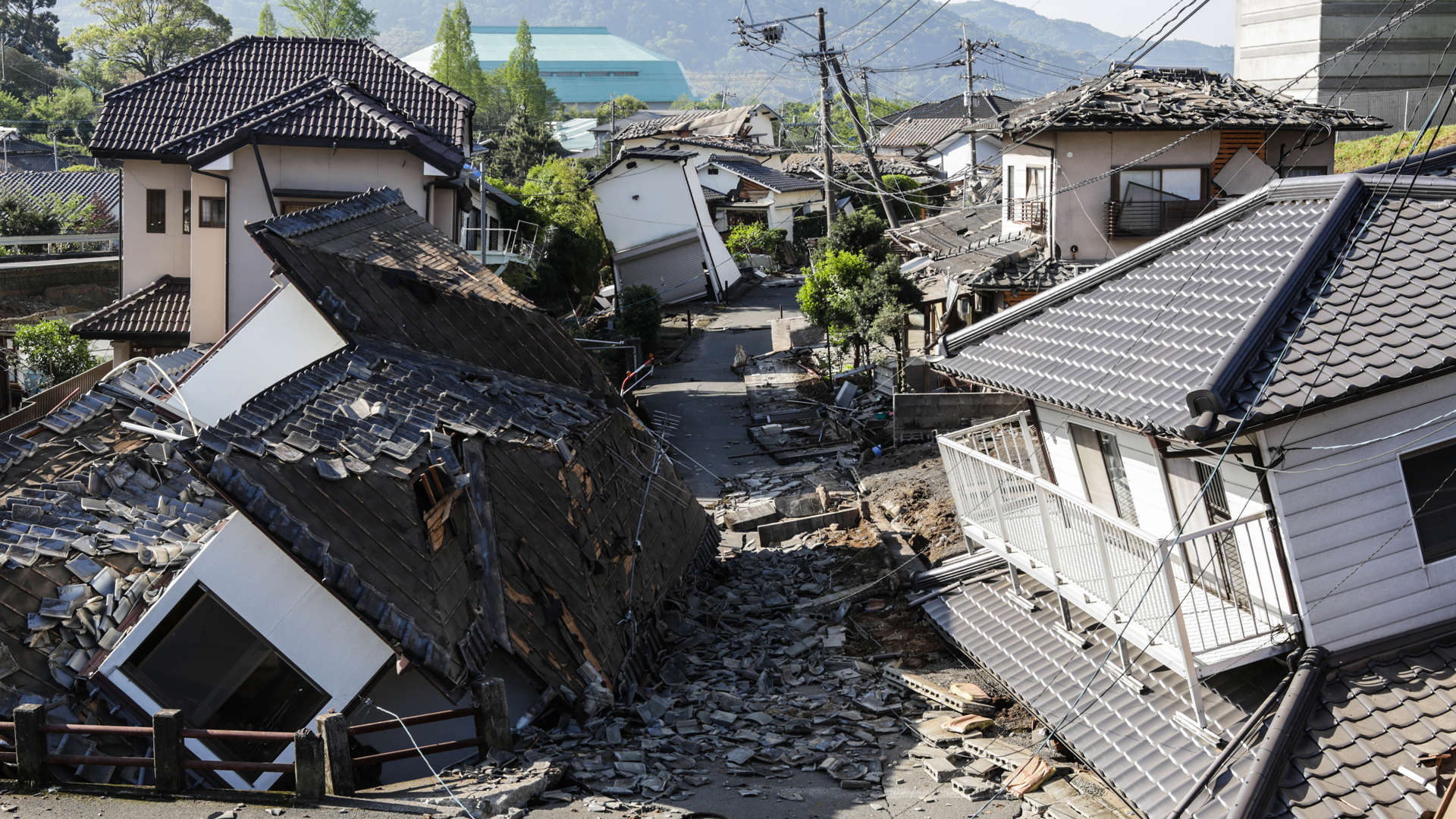 Houses Are Seen Destroyed After A Recent Earthquake - Earthquakes In Japan 2016 , HD Wallpaper & Backgrounds