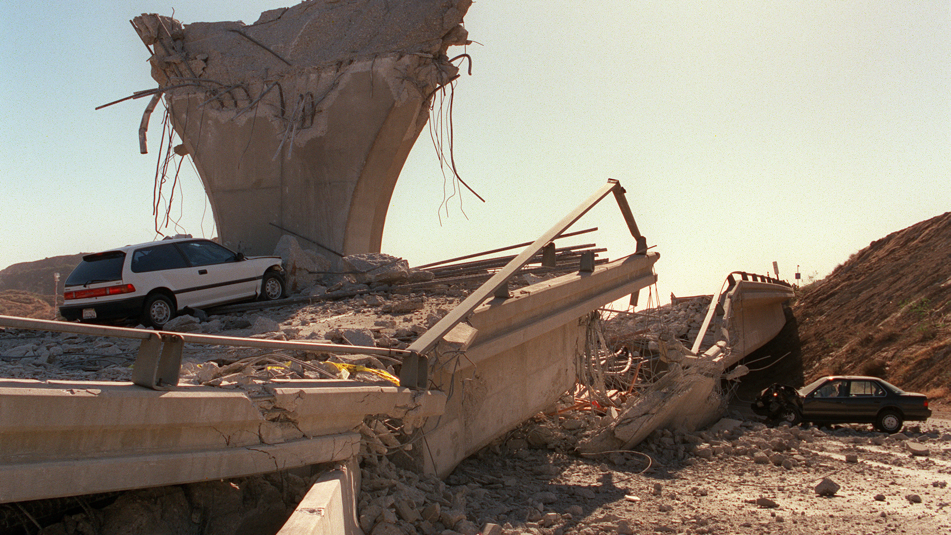 Cars Lie Smashed By The Collapsed Interstate 5 Connector - 1994 Earthquake Los Angeles , HD Wallpaper & Backgrounds
