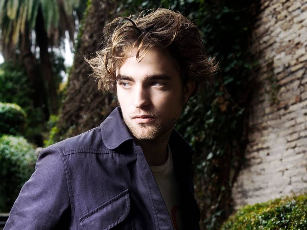 Robert Pattinson, Tree, Actor, Film, Model Wallpaper - Robert Pattinson , HD Wallpaper & Backgrounds