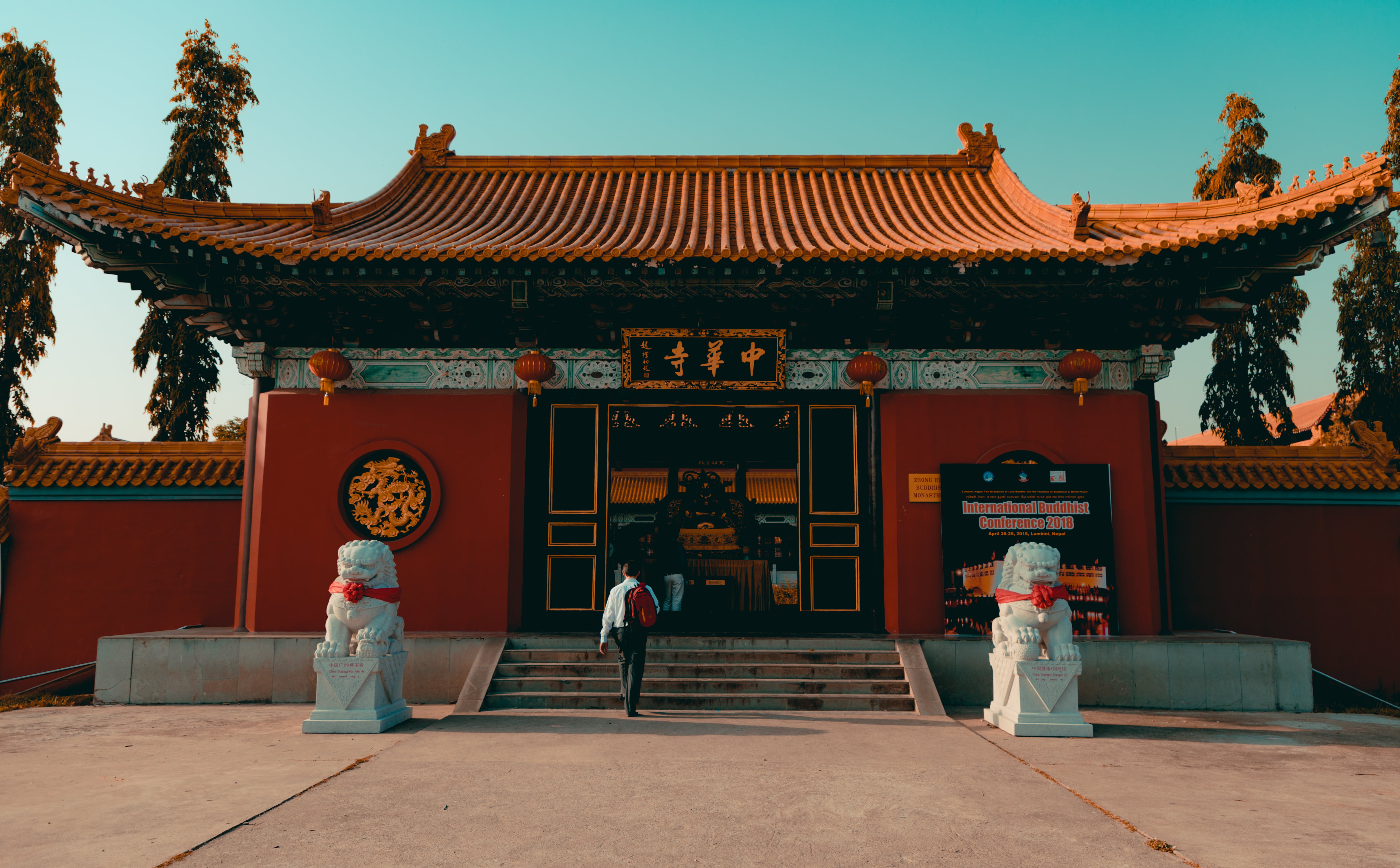 Person Walks Towards Temple - Chinese Architecture , HD Wallpaper & Backgrounds