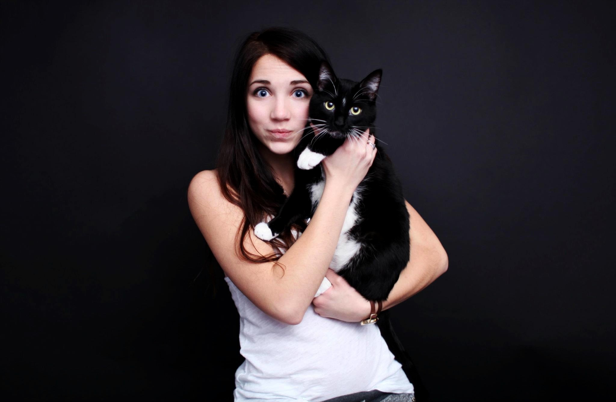 Emily Rudd Holding A Cat [2048 X 1337] - Emily Rudd Cat , HD Wallpaper & Backgrounds