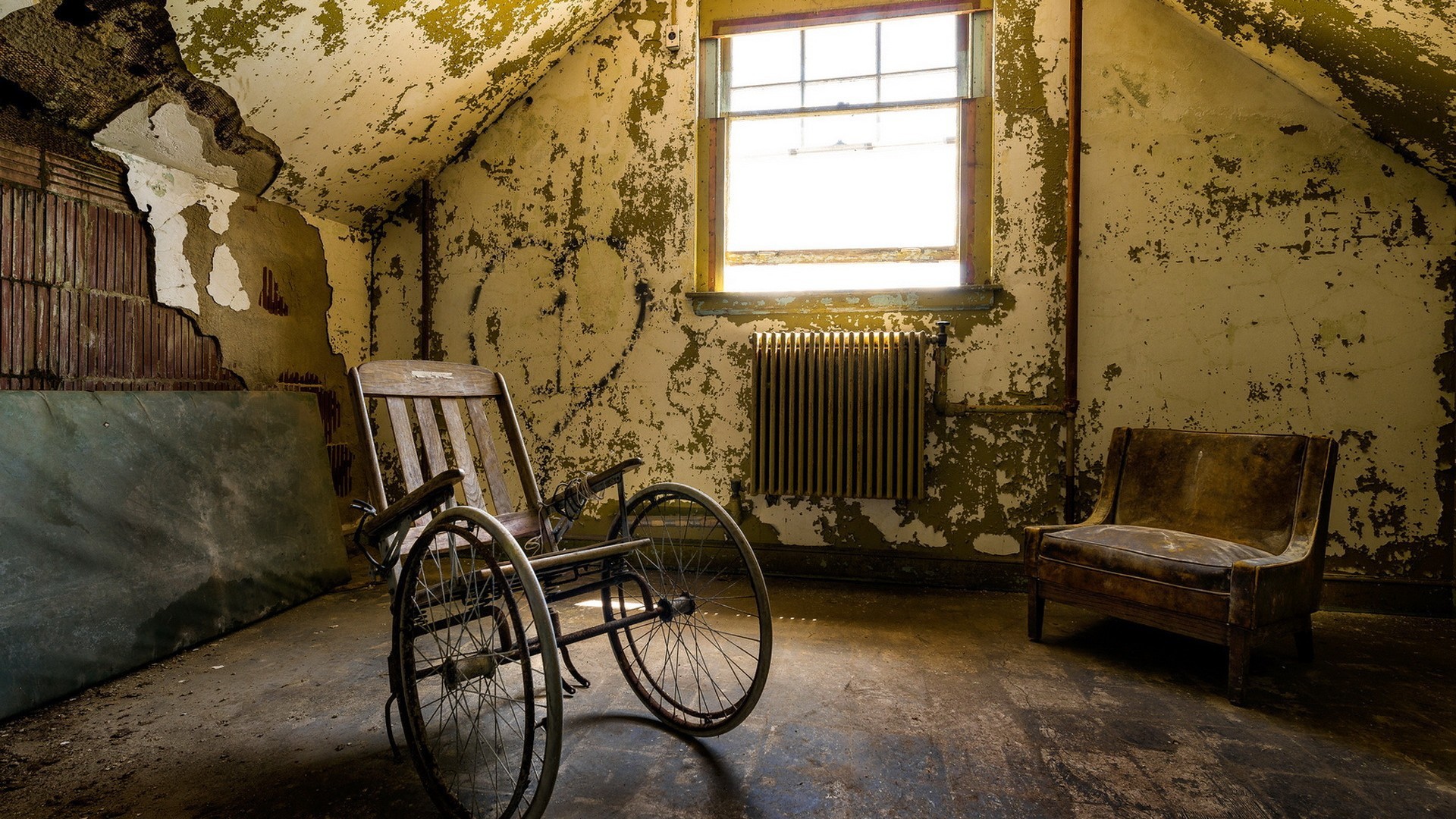 Empty Wheelchair In An Abandoned House Wallpapers And - Wheel Chair , HD Wallpaper & Backgrounds