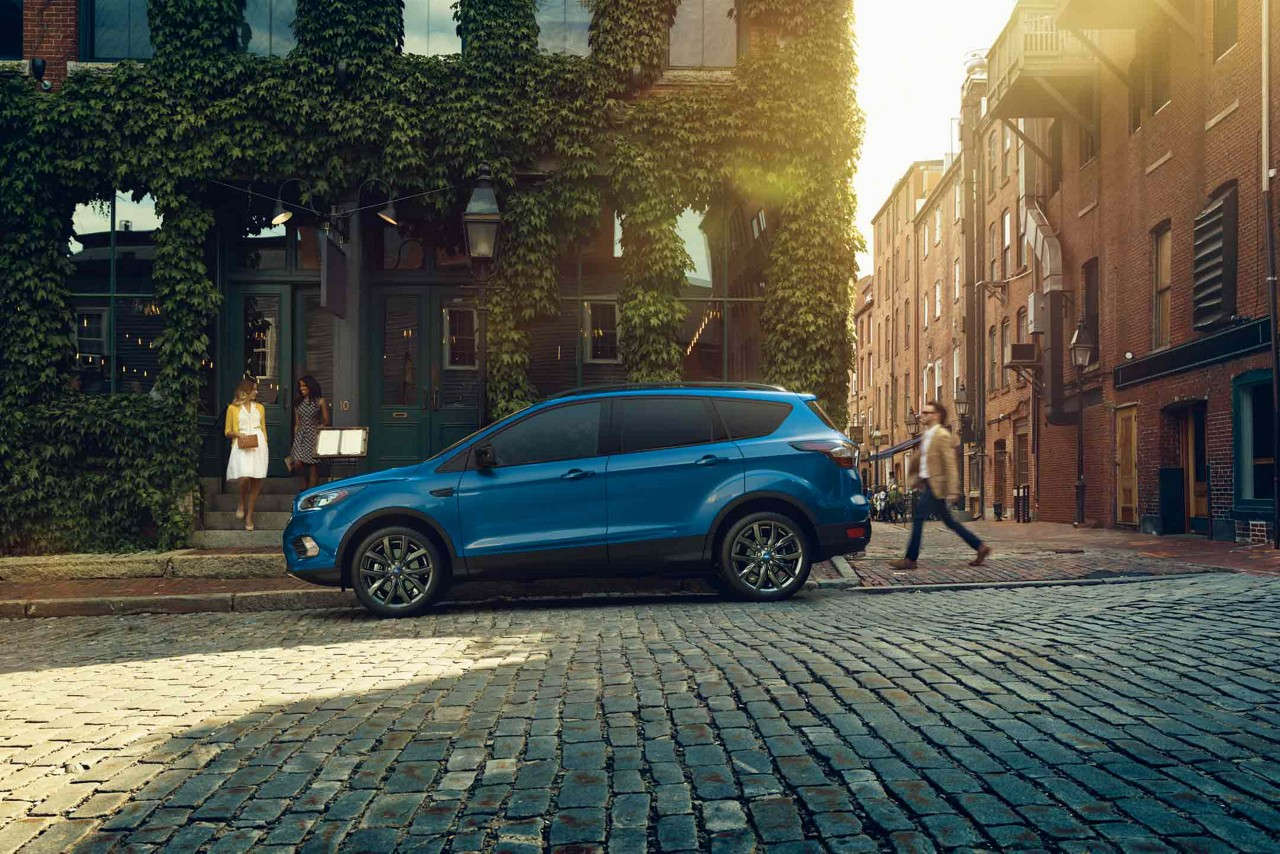 2018 Ford Escape Blue Color Side View In City On Road - 2018 Ford Escape , HD Wallpaper & Backgrounds