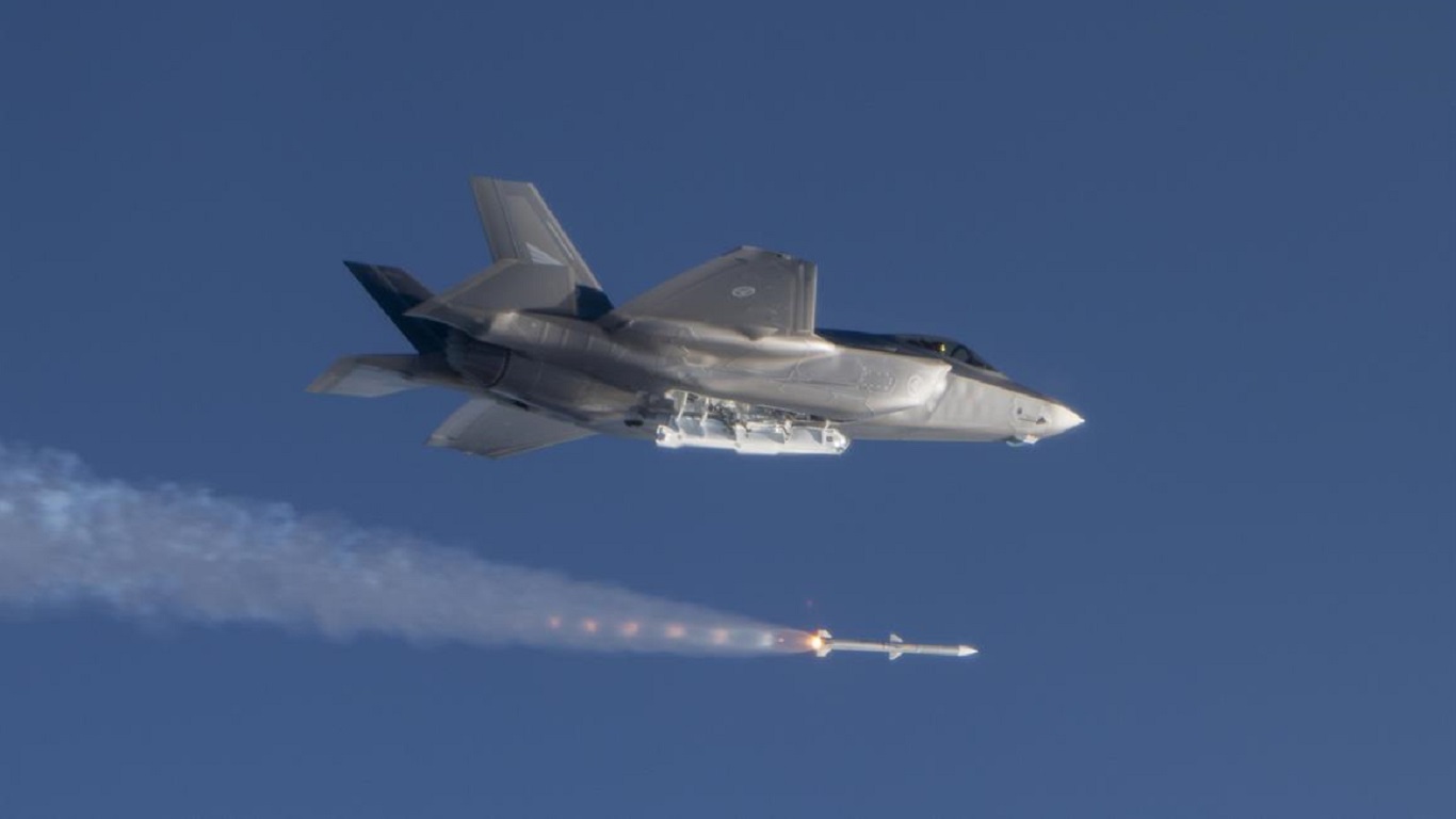 Early Last Week, The Norwegian F-35a Fighter Aircraft - Aim-120 Amraam , HD Wallpaper & Backgrounds