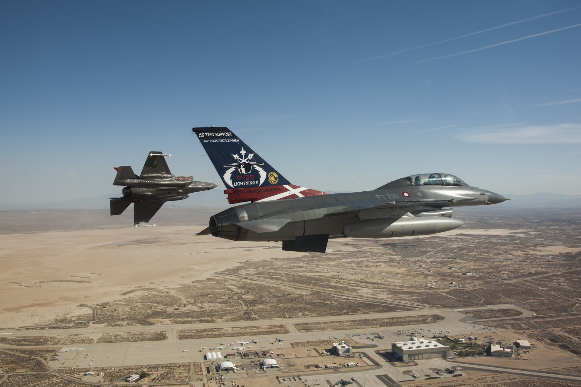 F 35 Lightning Ii F 16 Fighting Falcon Fighters - Et 210 F 16 , HD Wallpaper & Backgrounds