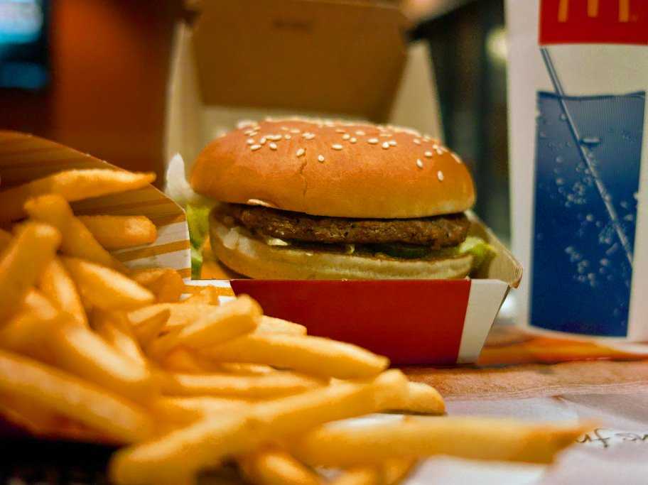 Mcdonald S Foods Unhealthy - Eating In Mcdo , HD Wallpaper & Backgrounds