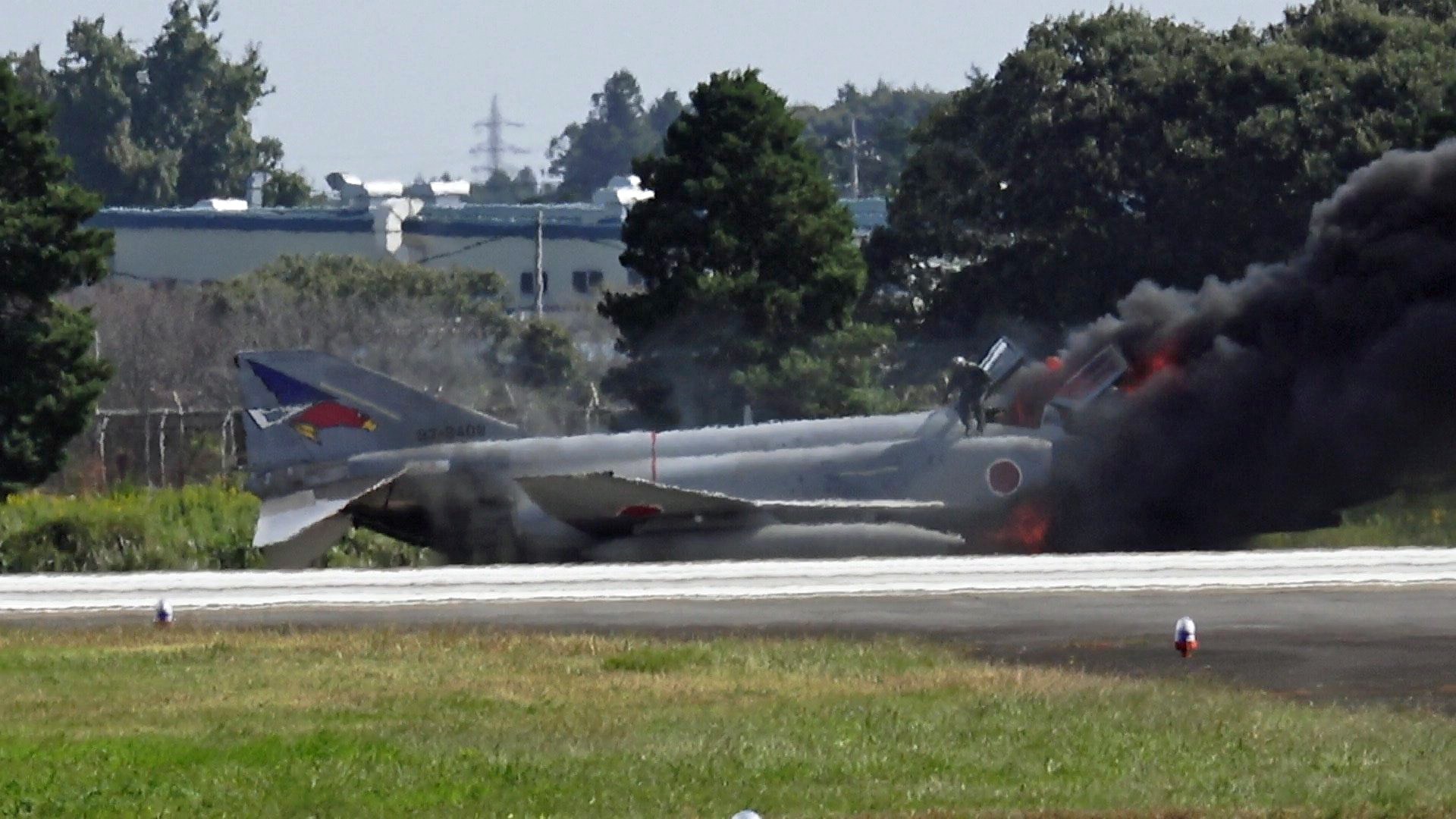 Japanese F-4ej Kai Phantom Ii Heavily Damaged In Runway - Japanese F4 Phantom , HD Wallpaper & Backgrounds