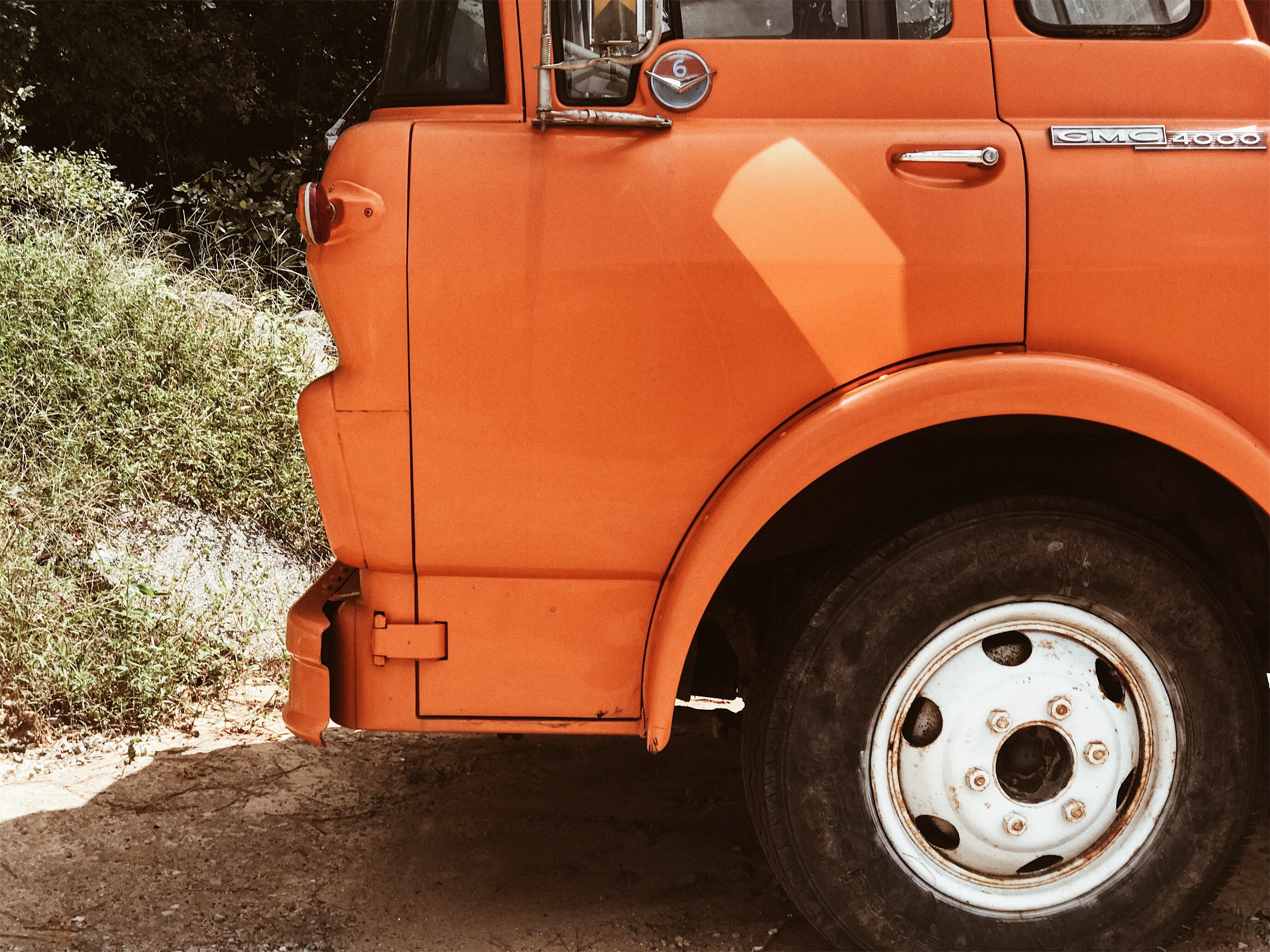 #3024x2268 Truck Orange Tyre And Wheel Hd Wallpaper - Van , HD Wallpaper & Backgrounds