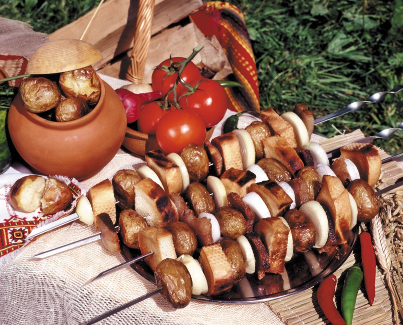 Skewers Potatoes Crackers Plate Table Tomatoes Onions - Bbq , HD Wallpaper & Backgrounds