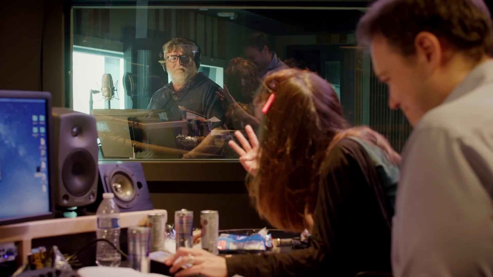 Gabe Newell Steps Up To The Mic In New Dota 2 Voice - Studio Monitor , HD Wallpaper & Backgrounds
