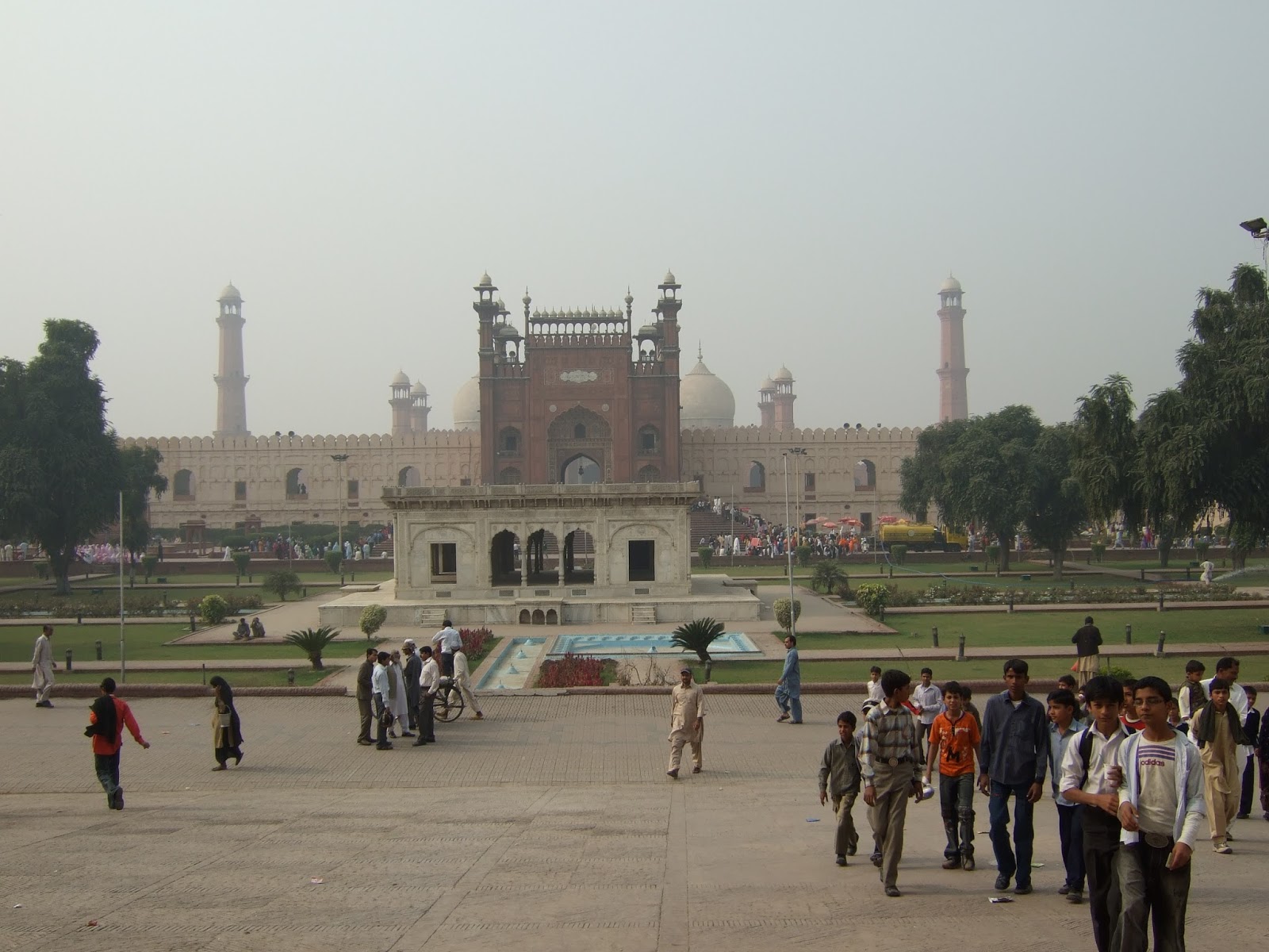 Lahore Fort Wallpapers - Badshahi Mosque , HD Wallpaper & Backgrounds