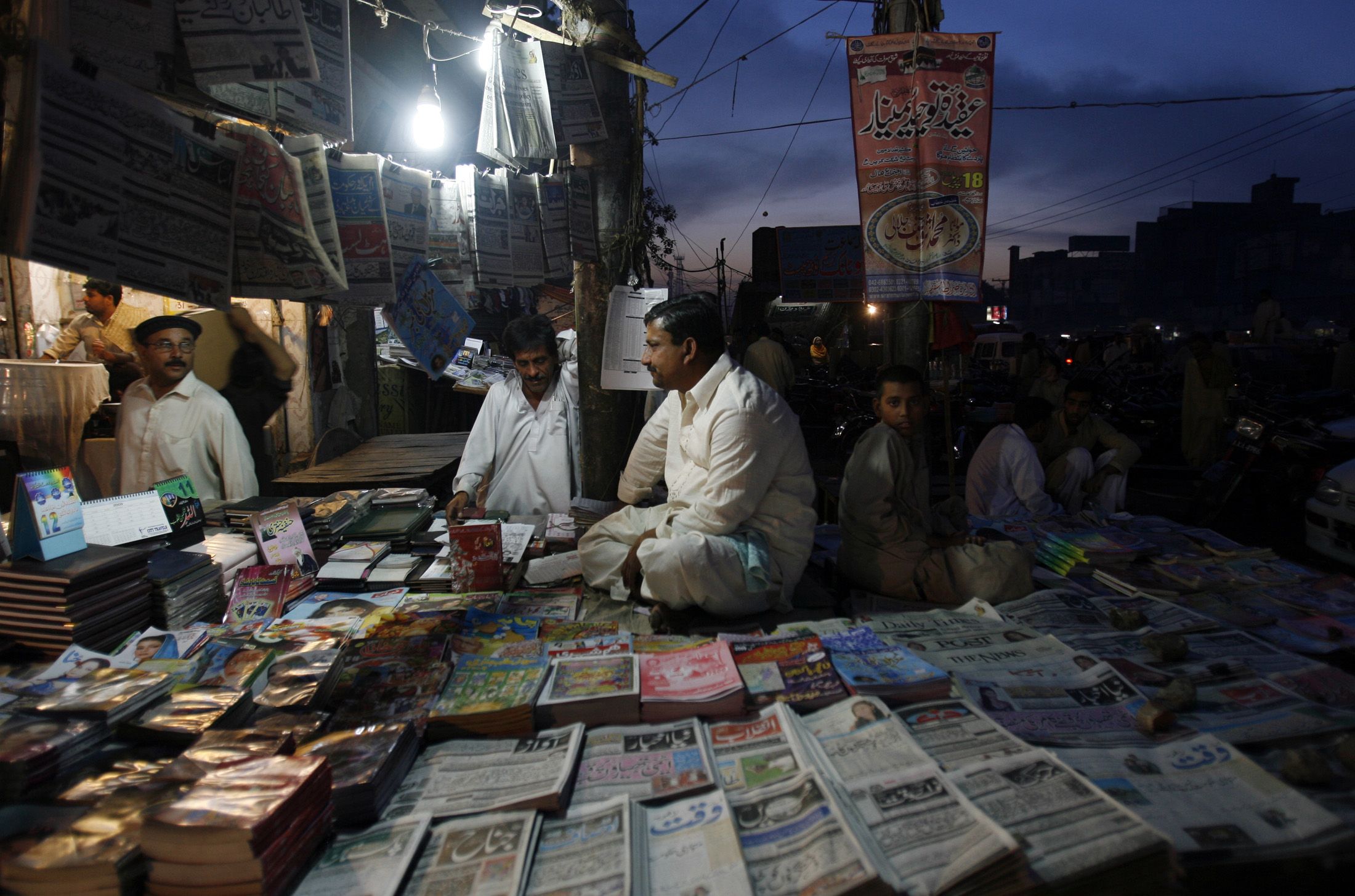 A Shopkeeper Sells Books And Newspapers In Lahore In - Bazaar , HD Wallpaper & Backgrounds
