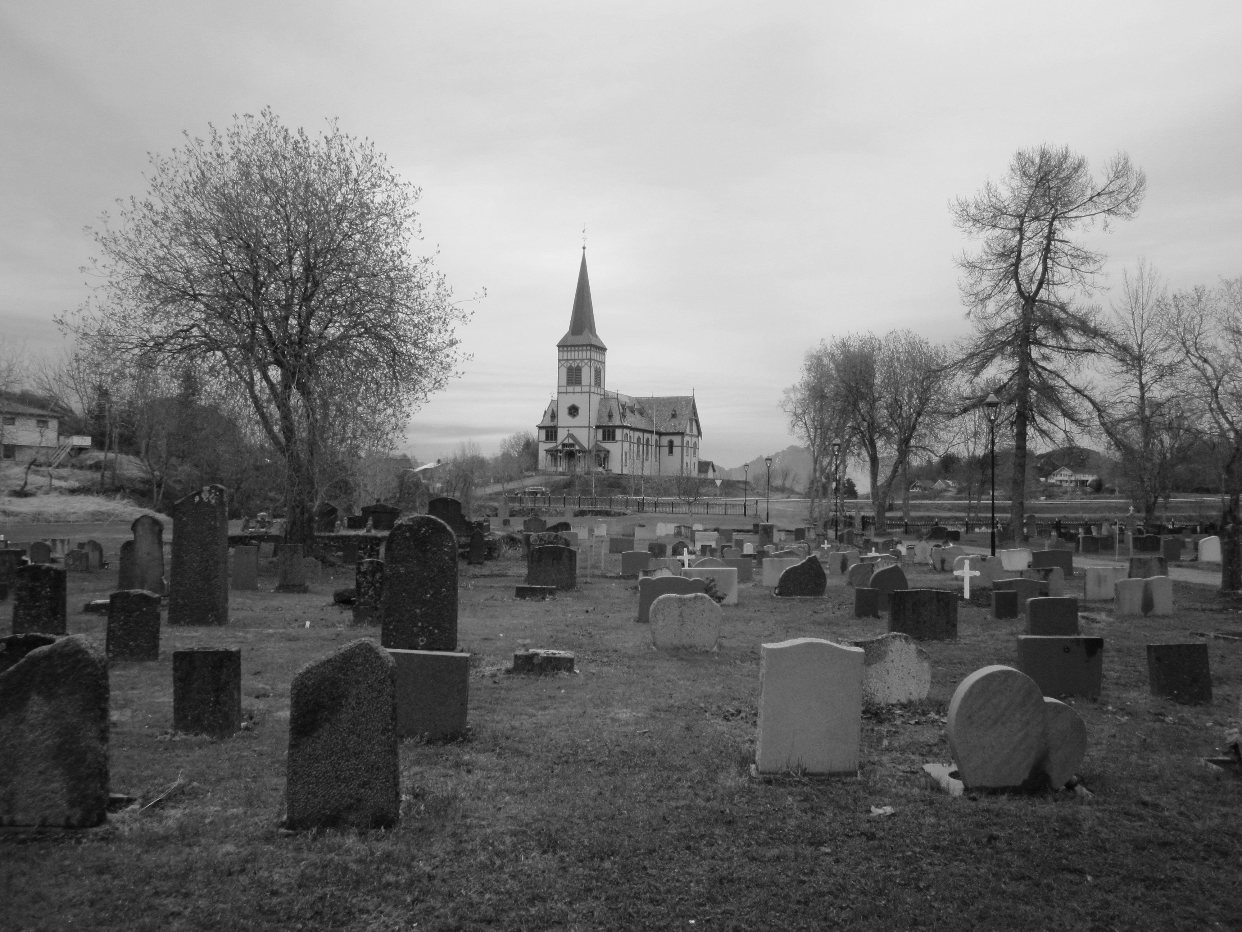 Cemetery 4k Ultra Hd Wallpaper - Church Cemetery Black And White , HD Wallpaper & Backgrounds