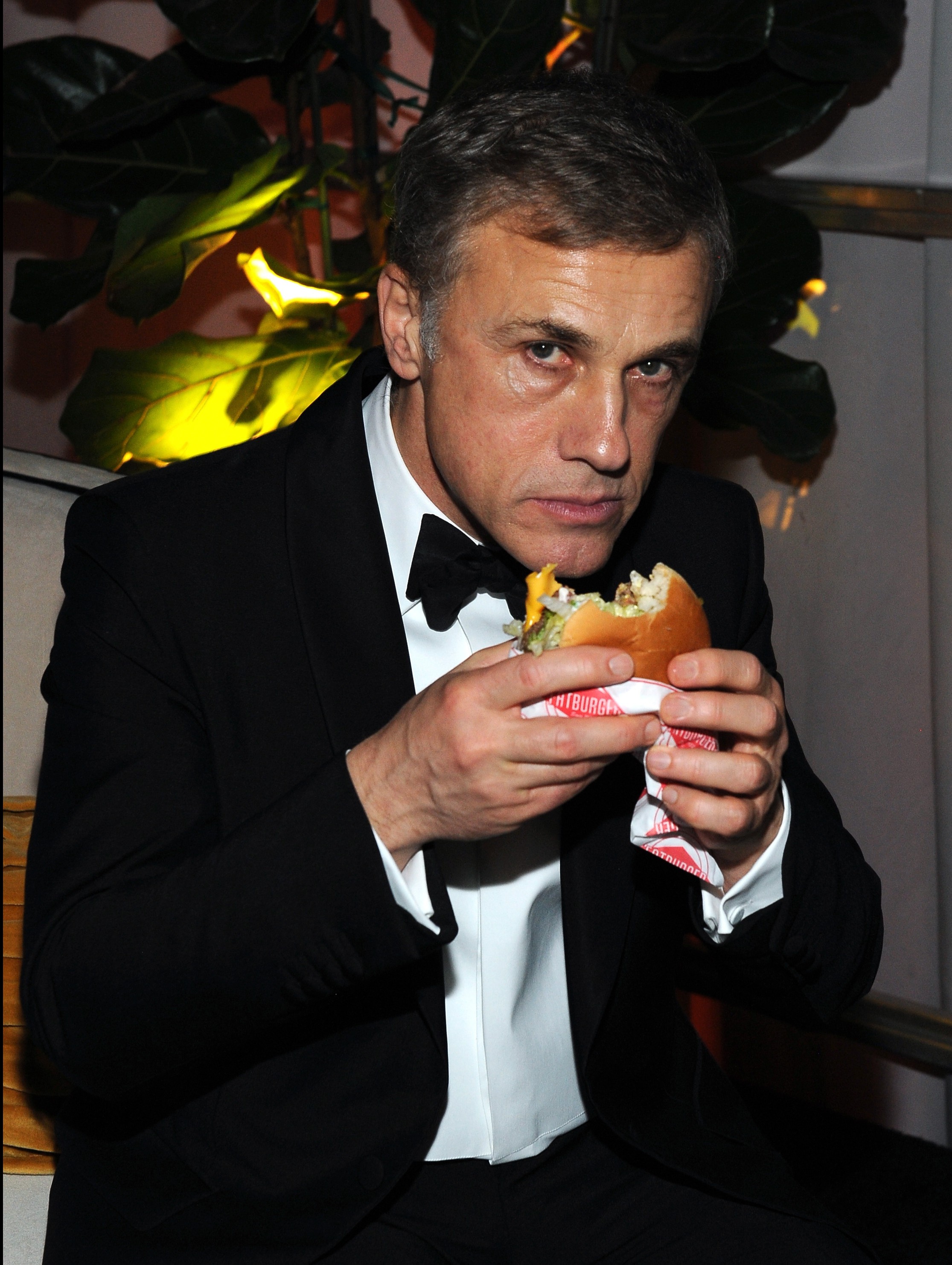 Christoph Waltz Wallpaper For Iphone Download - Christoph Waltz Eating Burger , HD Wallpaper & Backgrounds