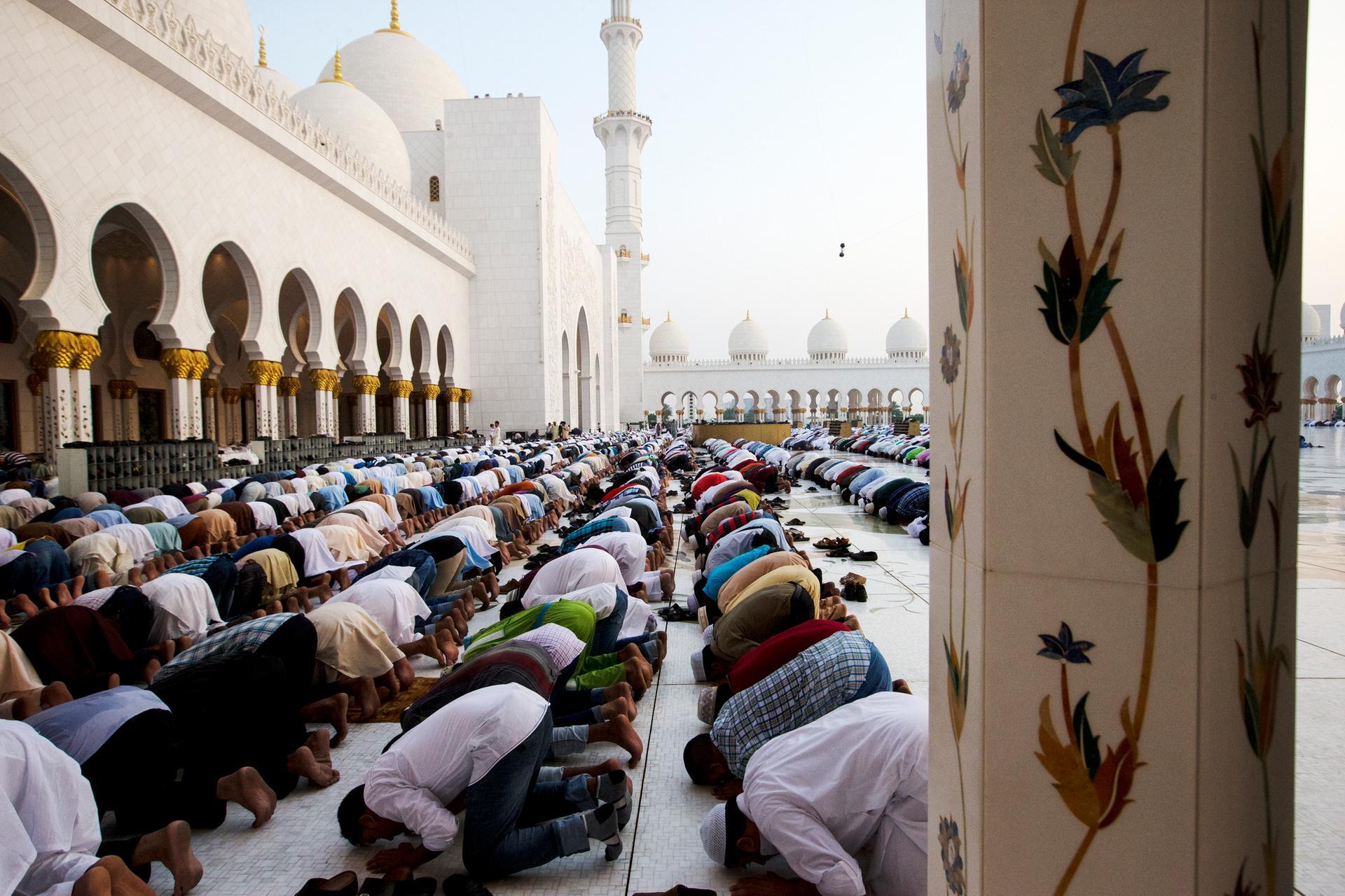 Muslims Observe Eid Al Fitr Prayers At The Sheikh Zayed - Sheikh Zayed Mosque , HD Wallpaper & Backgrounds