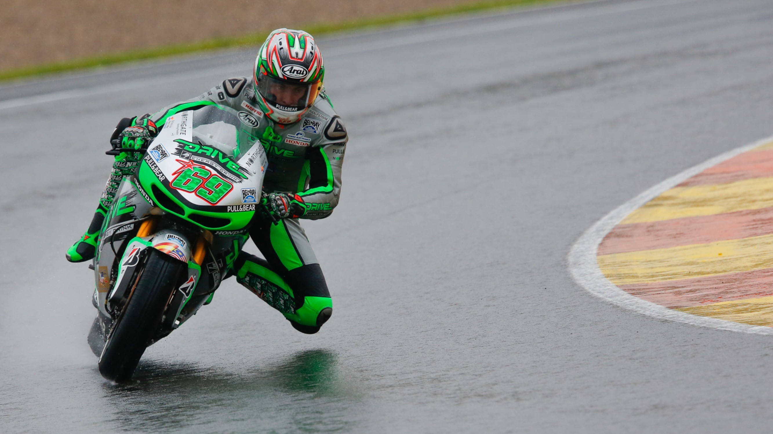 Nicky Hayden Racing In The Rain - Nicky Hayden Race Bike , HD Wallpaper & Backgrounds