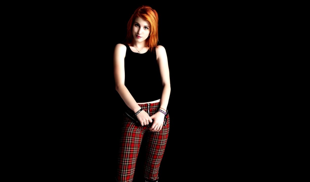 Redhead Band Hayley Williams Simple Background Women - Hayley Williams Phone Backgrounds , HD Wallpaper & Backgrounds