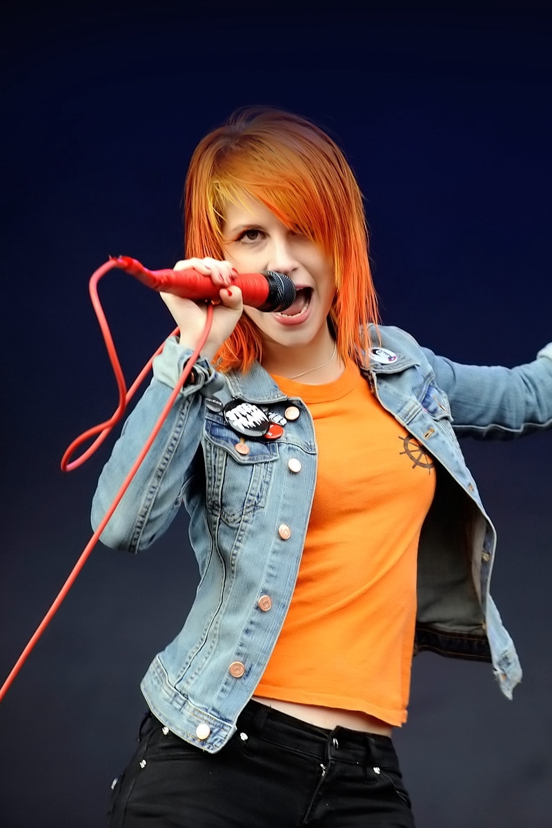 Wallpaper Hayley Williams, Microphone, Hand, Jacket, - Hayley Williams Wallpaper Hd Smartphone , HD Wallpaper & Backgrounds