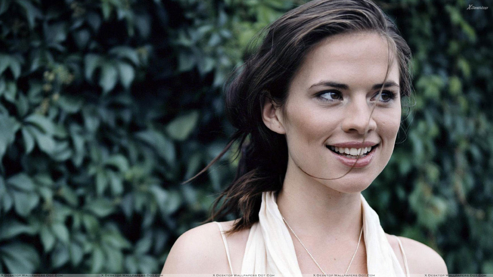 Hayley Atwell Smiling In Garden Face Closeup - Hayley Atwell , HD Wallpaper & Backgrounds