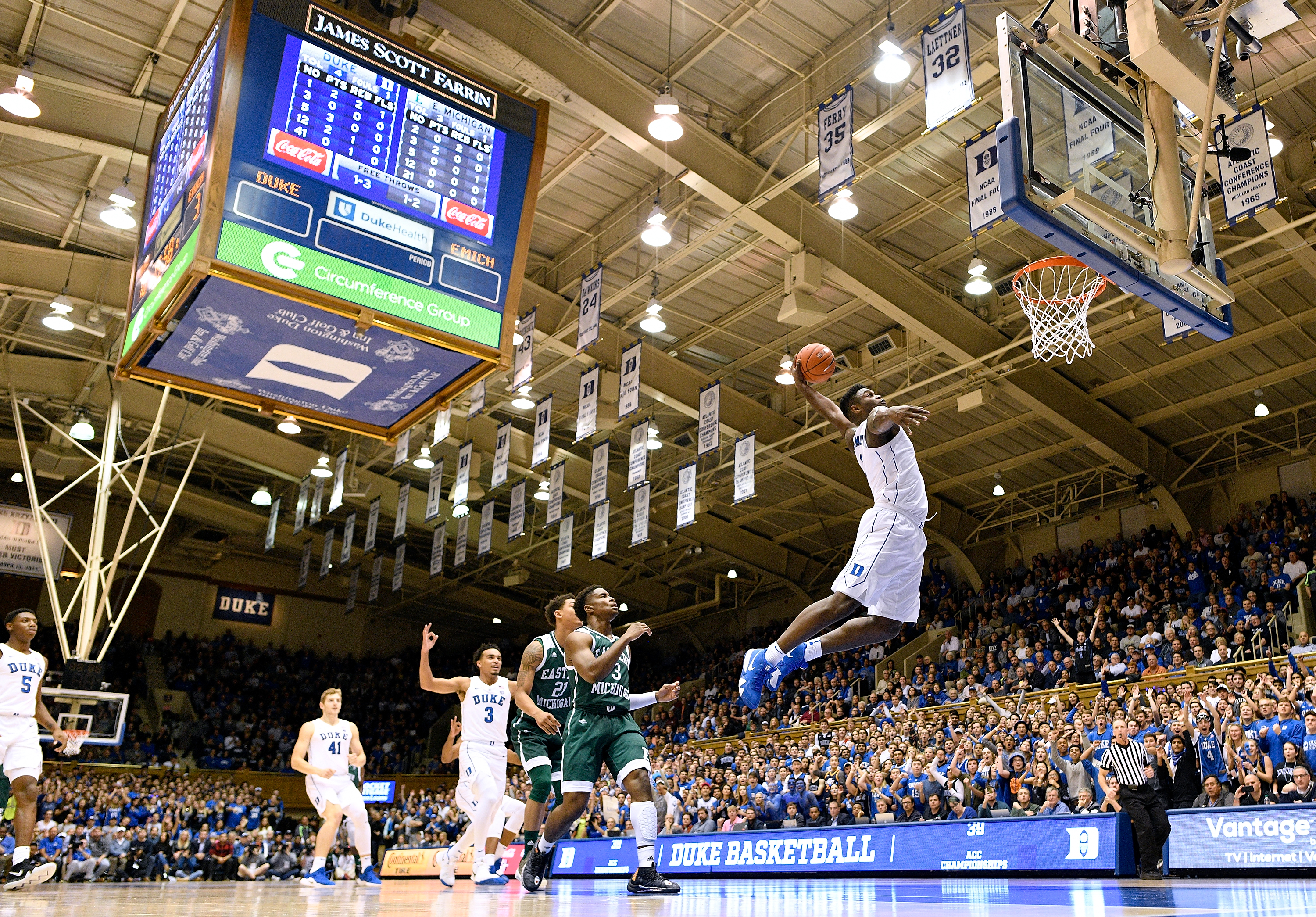 7 Stunning Photos Of Duke Phenom Zion Williamson Flying - Zion Williamson Duke Dunk , HD Wallpaper & Backgrounds