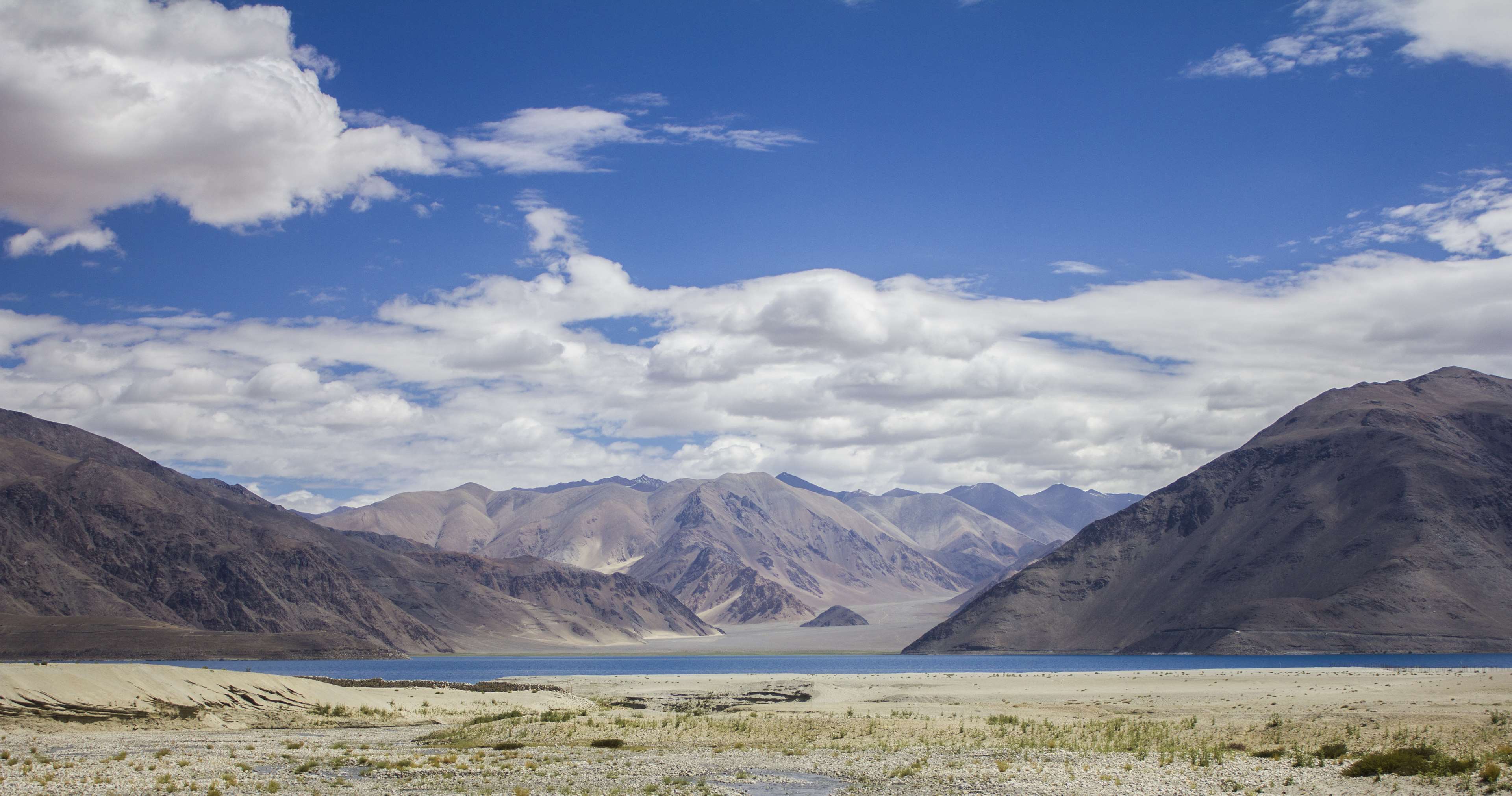 Himalayas Pangonglake Lake Mountains Ladakh 4k Wallpaper - Tesla Black Hole Machine , HD Wallpaper & Backgrounds