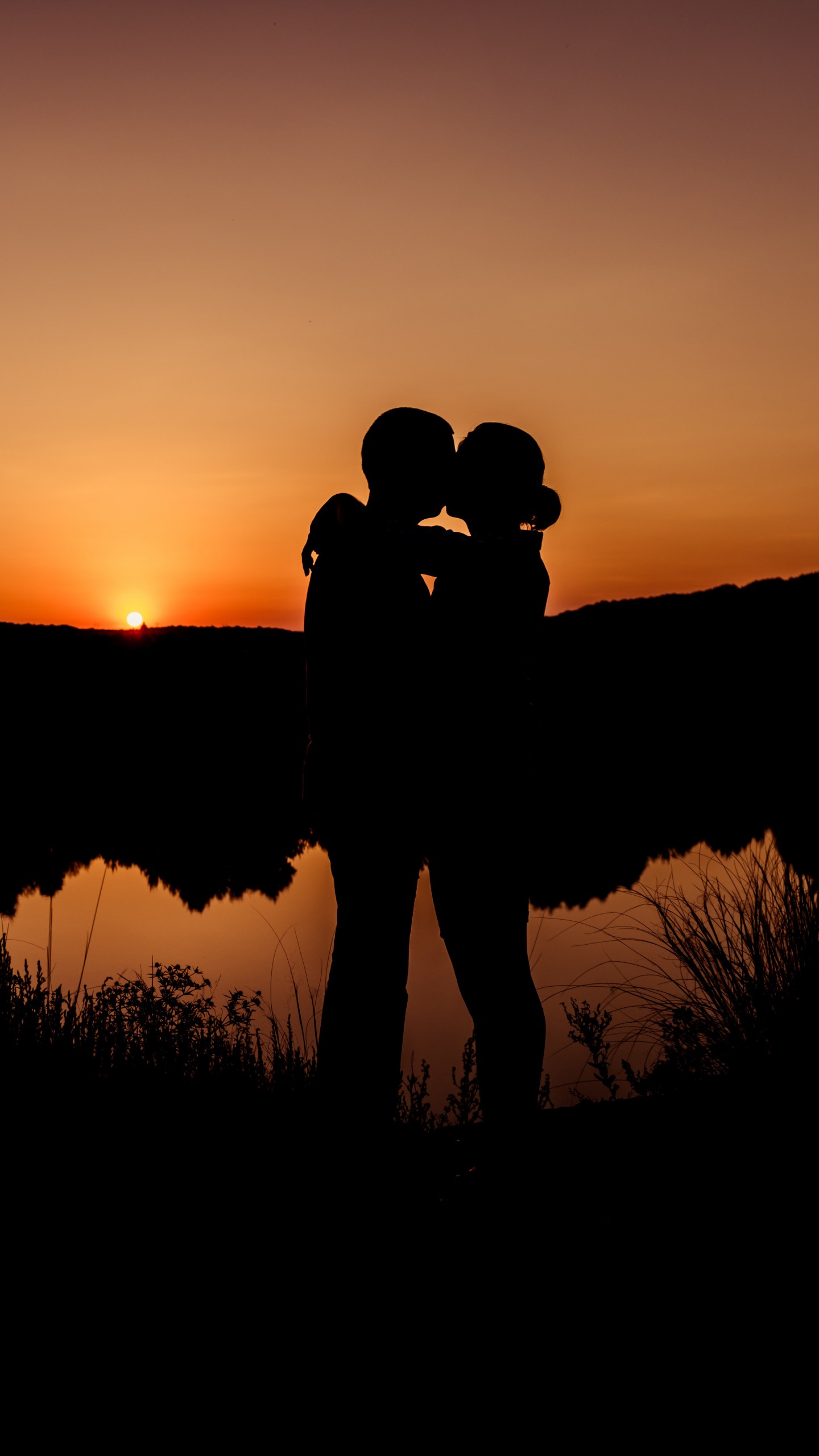 Love / Romantic Kiss Wallpaper - Romantic Couple Sunset , HD Wallpaper & Backgrounds