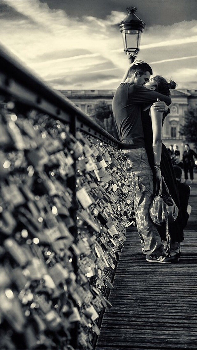 Lovers Kissing In Paris - Iphone Kiss Wallpaper Love , HD Wallpaper & Backgrounds