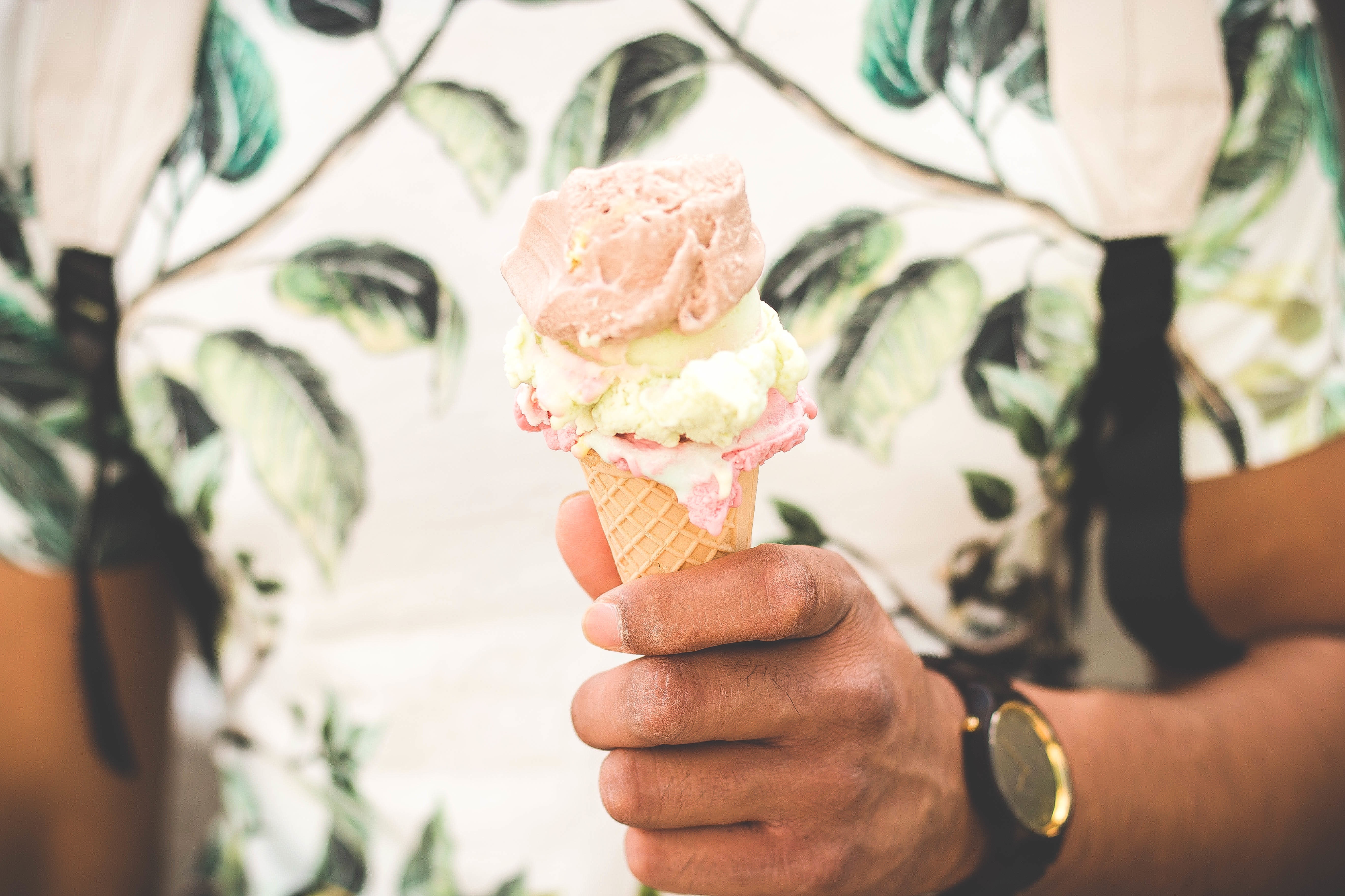 Person Holding Ice Cream Cone With Ice Cream - Best Squarespace Templates , HD Wallpaper & Backgrounds