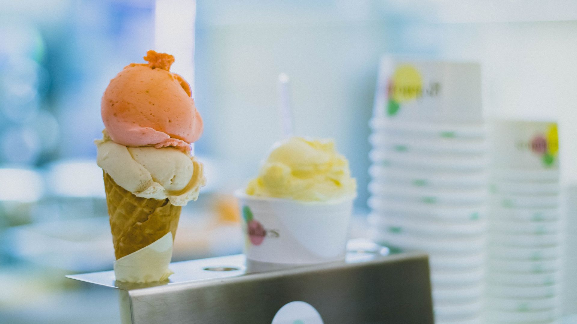 Cone Ice Cream With Blurred Background - Cara Membuat Es Krim Sederhana Di Rumah , HD Wallpaper & Backgrounds