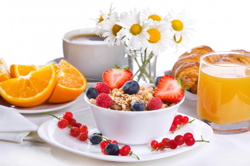Breakfast, Cereal, Strawberries, Currants, Raspberries, - Croissants And Orange Juice , HD Wallpaper & Backgrounds