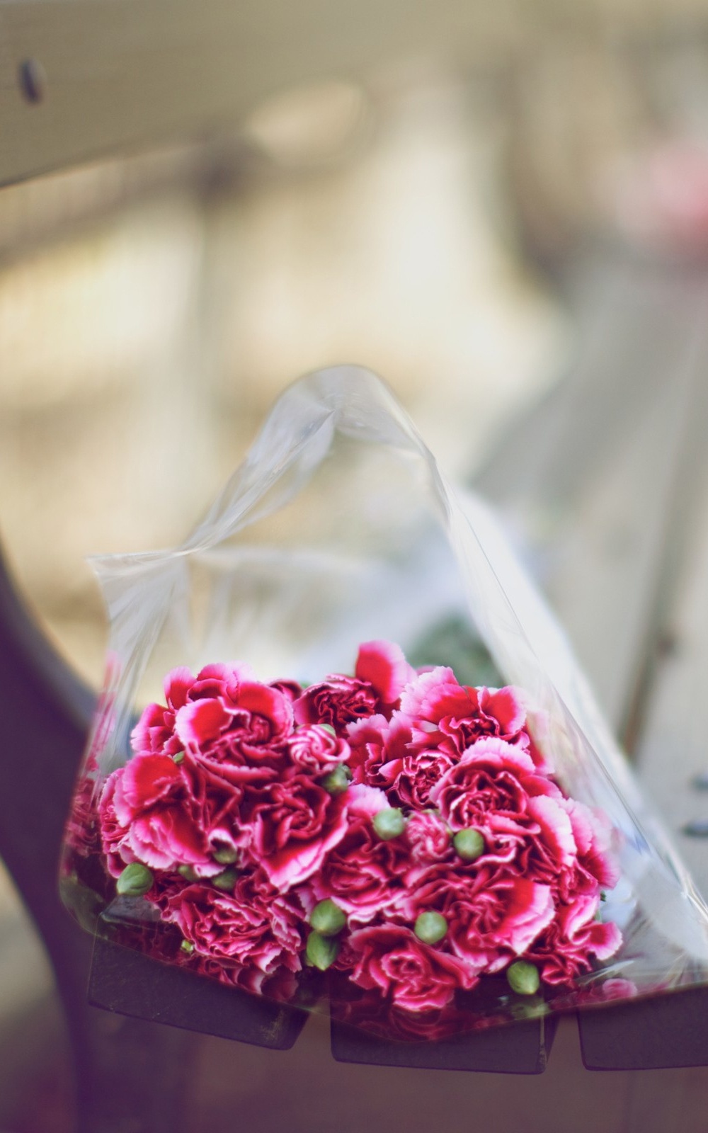 Pink Flowers On Wooden Bench Android Wallpaper - Flower Bouquet Wallpaper For Iphone , HD Wallpaper & Backgrounds