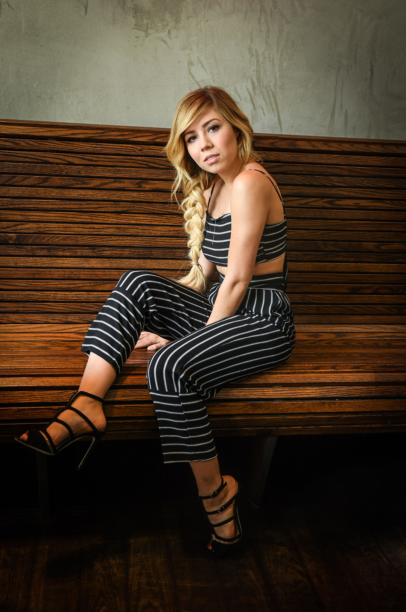 Jennette Mccurdy Обои With Tights Entitled Jennette - Jennette Mccurdy Leg , HD Wallpaper & Backgrounds
