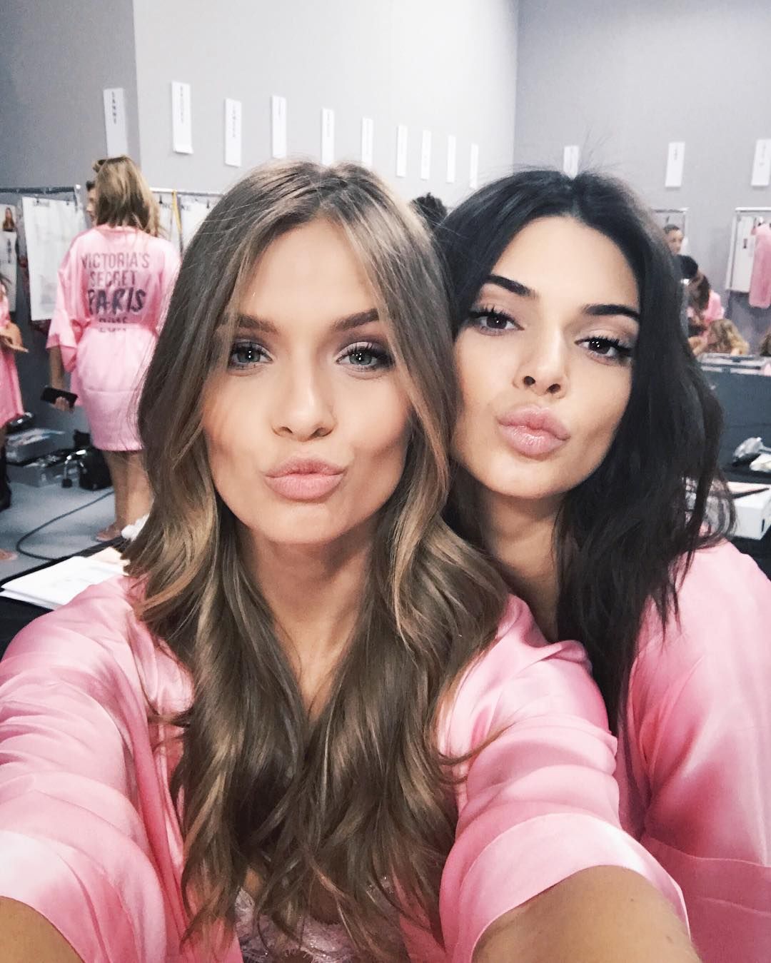 Josephine Skriver And Kendall Jenner Wallpaper - Kendall Jenner Backstage Victoria's Secret , HD Wallpaper & Backgrounds